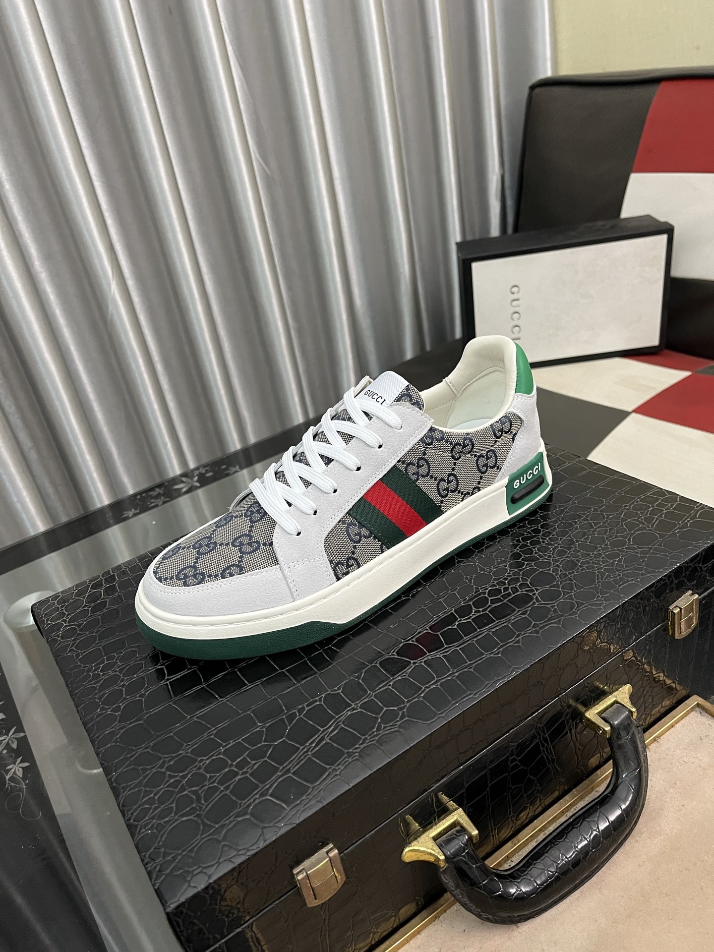 NO:273100,Guqi~unique modern style sneakers. Counter purchasing and leisure. Italian imported original leather, original soles are specially supplied with original soles, super cool. All style designs are designed with lace-up and walking. Original quality full leather, size 38-443 colors available, sneakers19860909古奇～独特现代风运动鞋.专柜代购休闲 意大利进口原版皮,鞋底原厂特供原版底,超酷 系带走路都带风风格设计 原单品质全真皮制作,码数38-443色可选,,sneakers,Men's shoes