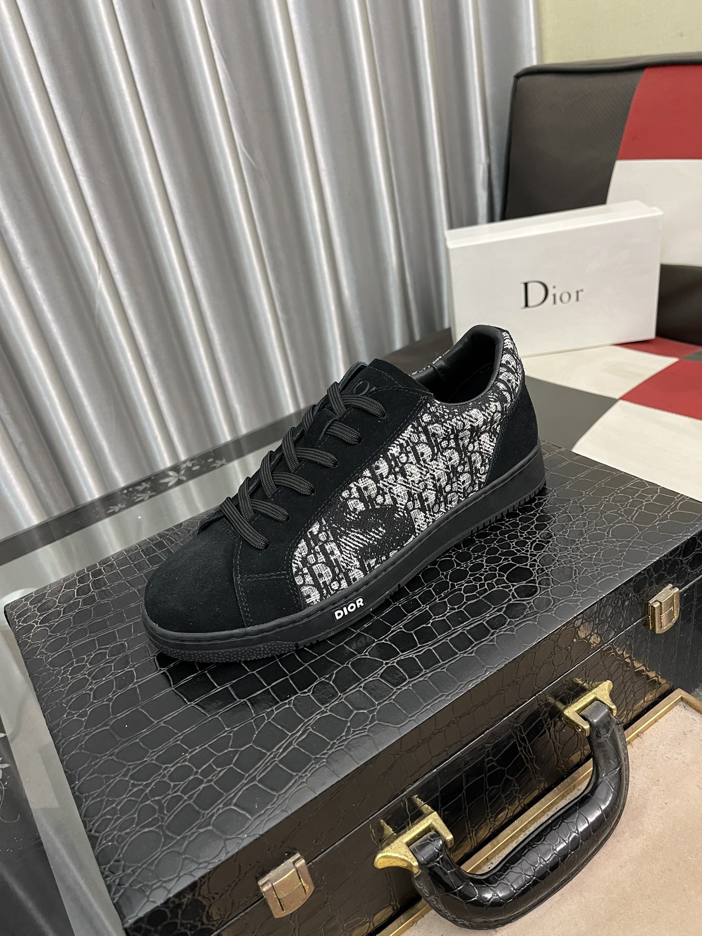 NO:273101,【Dior】2025 Dior original lace-up low-top men's shoes. Classic casual shoes. This model is the official classic model, 1:1 quality, made by famous original masters. It uses high-quality cowhide with original material, comfortable and breathable mesh inner pig leather insole, perfect last, generous and fashionable design, size 38--443 colors available, dior, dior, cowhide19860909【Dior】2025迪奥原版系带低帮男鞋 经典款休闲鞋本款是官方主打经典款,1:1质量,原厂名师制作,采用优质牛皮配原版材料舒适透气网布內里猪皮鞋垫,完美楦型,大方时尚的设计,码数38--443色可选,,dior,dior,cowhide,Men's shoes