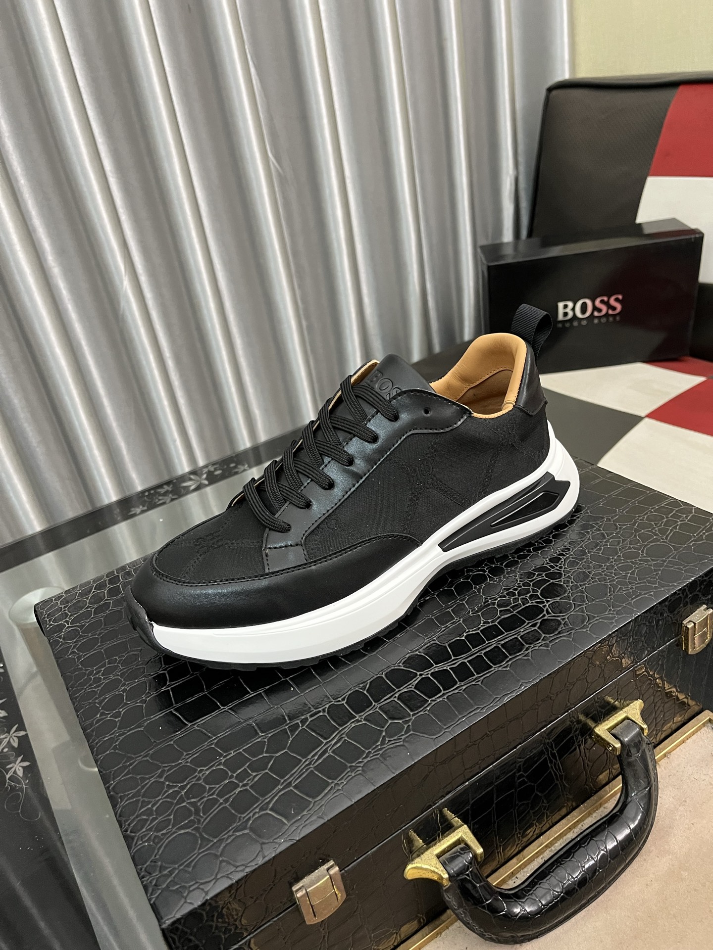 NO:273213,【BOOS】The original single-quality upper of men's casual shoes is imported calfskin, which is super breathable and comfortable, fine workmanship, high-end and atmospheric. It has a fashionable and classic shape. It has a foam transparent and wear-resistant sole, which is comfortable to wear, and deserves to have it. The number of sizes 38-444 colors available, cowhide19860909【BOOS】男鞋休闲鞋原单品质鞋面采用进口小牛皮,超透气舒适内里做工精细,高端大气.有时尚典范造型.发泡透明耐磨大底,穿着舒适,值得拥有.码数38–444色可选,,cowhide,Men's shoes