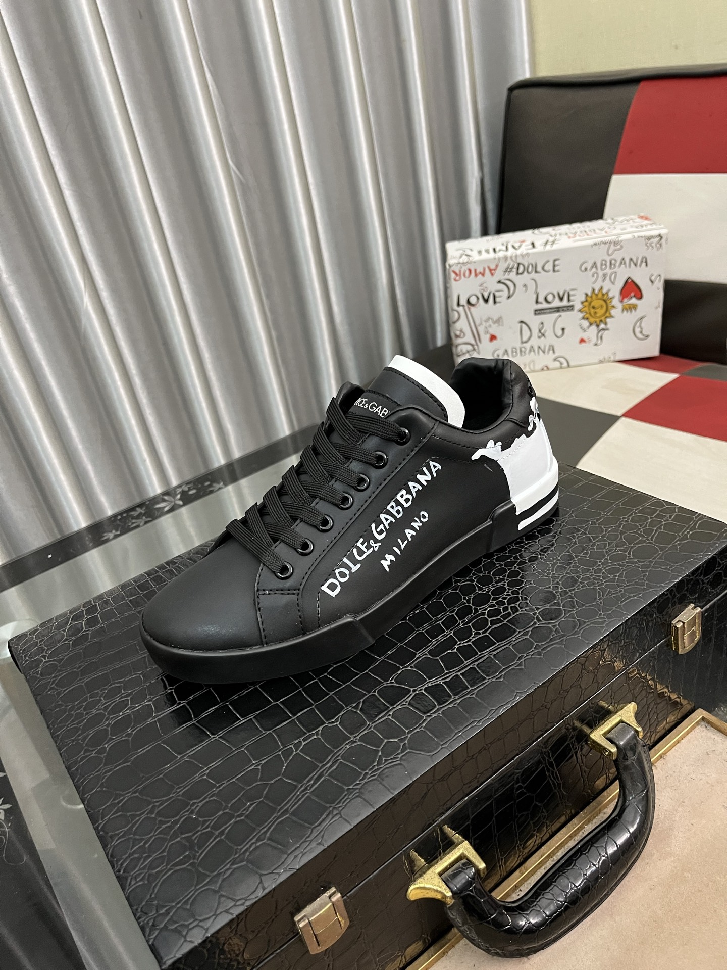 NO:273216,【DG】The latest official website, high-top casual, men's shoes, original single-quality imported cowhide, cowhide splicing and sheep [Deyi] On the material workmanship is better than the highest quality shipment of all versions in the market. The real shot, the imported fabric highlights the unique charm of the brand, and the shoelaces are also original customized classic lace shoes. It is very comfortable to wear, and the size is 35-463 colors are available, cowhide19860909【DG】最新官网高帮休闲、男鞋原单品质进口头层牛皮拼接搭配羊里[得意]论材料做工完胜市场所有版本最高品质出货 实物拍摄,面料进口凸显品牌独特魅力鞋带也是原版定制经典系带款鞋 上脚十分舒适 、码数35-463色可选,,cowhide,Men's shoes