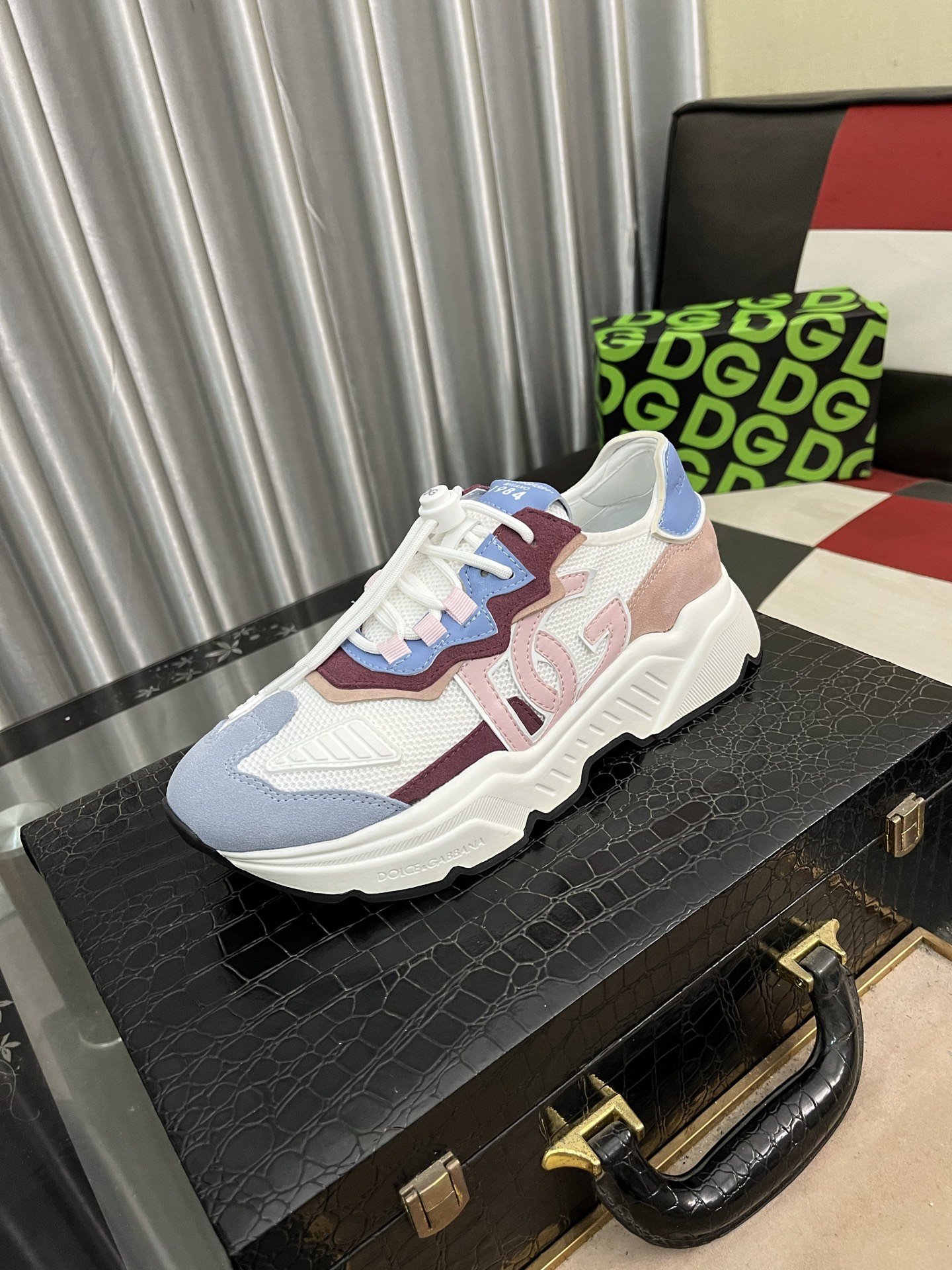 NO:273222,【DG】The latest official website, high-top casual, men's shoes, original single quality imported cowhide, cowhide splicing and sheep [Deyi] On the material workmanship is better than all versions of the market, the highest quality shipment, the physical shot, the imported fabric highlights the unique charm of the brand, the shoelaces are also original customized classic lace shoes, very comfortable to wear, size 35-46,, cowhide19860909【DG】最新官网高帮休闲、男鞋原单品质进口头层牛皮拼接搭配羊里[得意]论材料做工完胜市场所有版本最高品质出货 实物拍摄,面料进口凸显品牌独特魅力鞋带也是原版定制经典系带款鞋 上脚十分舒适 、码数35-46,,cowhide,Men's shoes