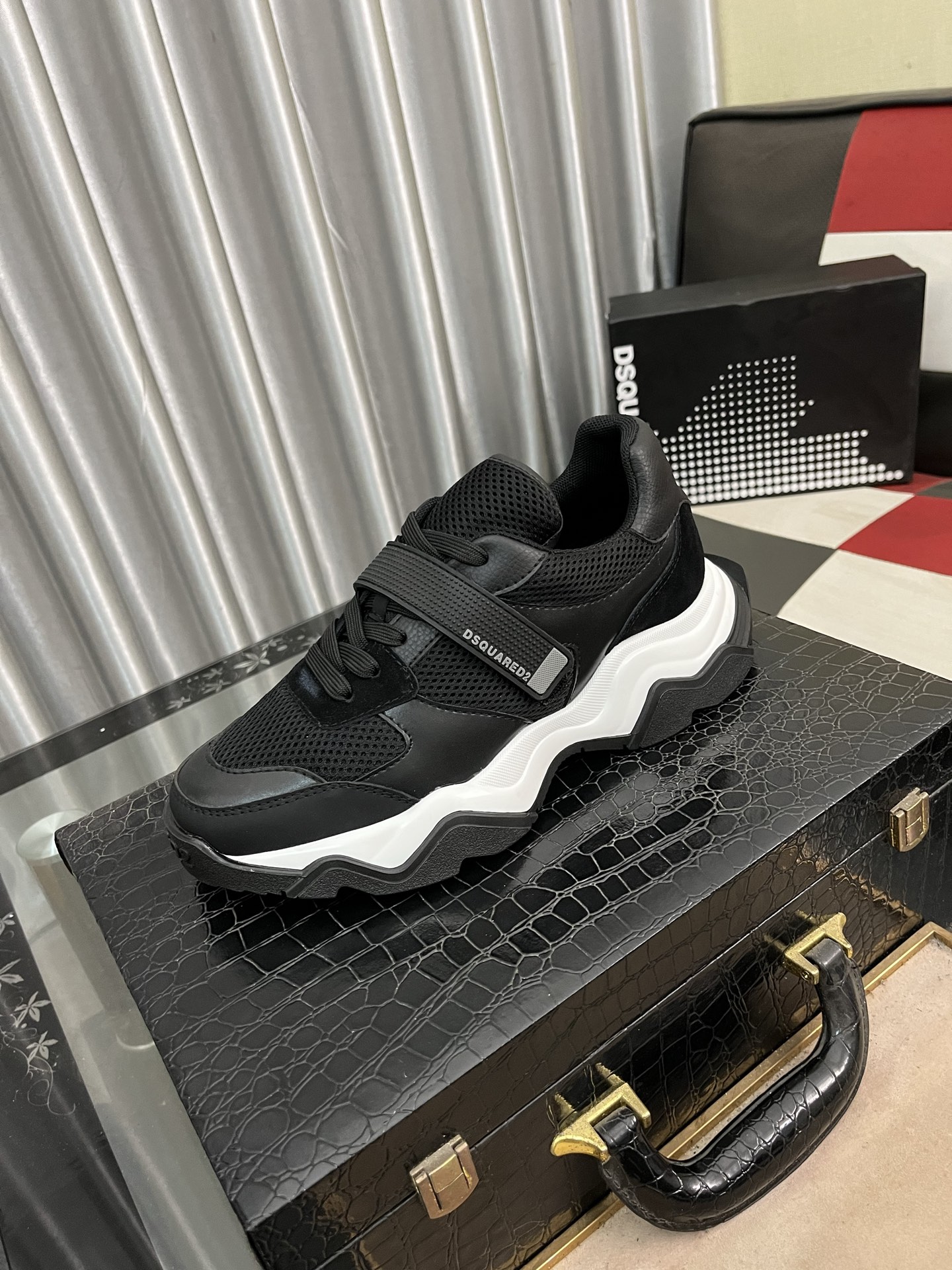 NO:273228,【D2】Men's casual shoes 2025z cabinets are available simultaneously. Size: 38-46# 1 color upper is made of multi-material spliced ​​mesh fabric inner lining, comfortable and breathable, original sole is comfortable and wear-resistant, and the real shot is even better.19860909【D2】男士休闲鞋 2025z柜同步发售 码数:38-46# 1个颜色鞋面选用多材质拼接网布内里,舒适透气,鞋底原版舒适耐磨大底,实物拍摄实物更赞,,Men's shoes