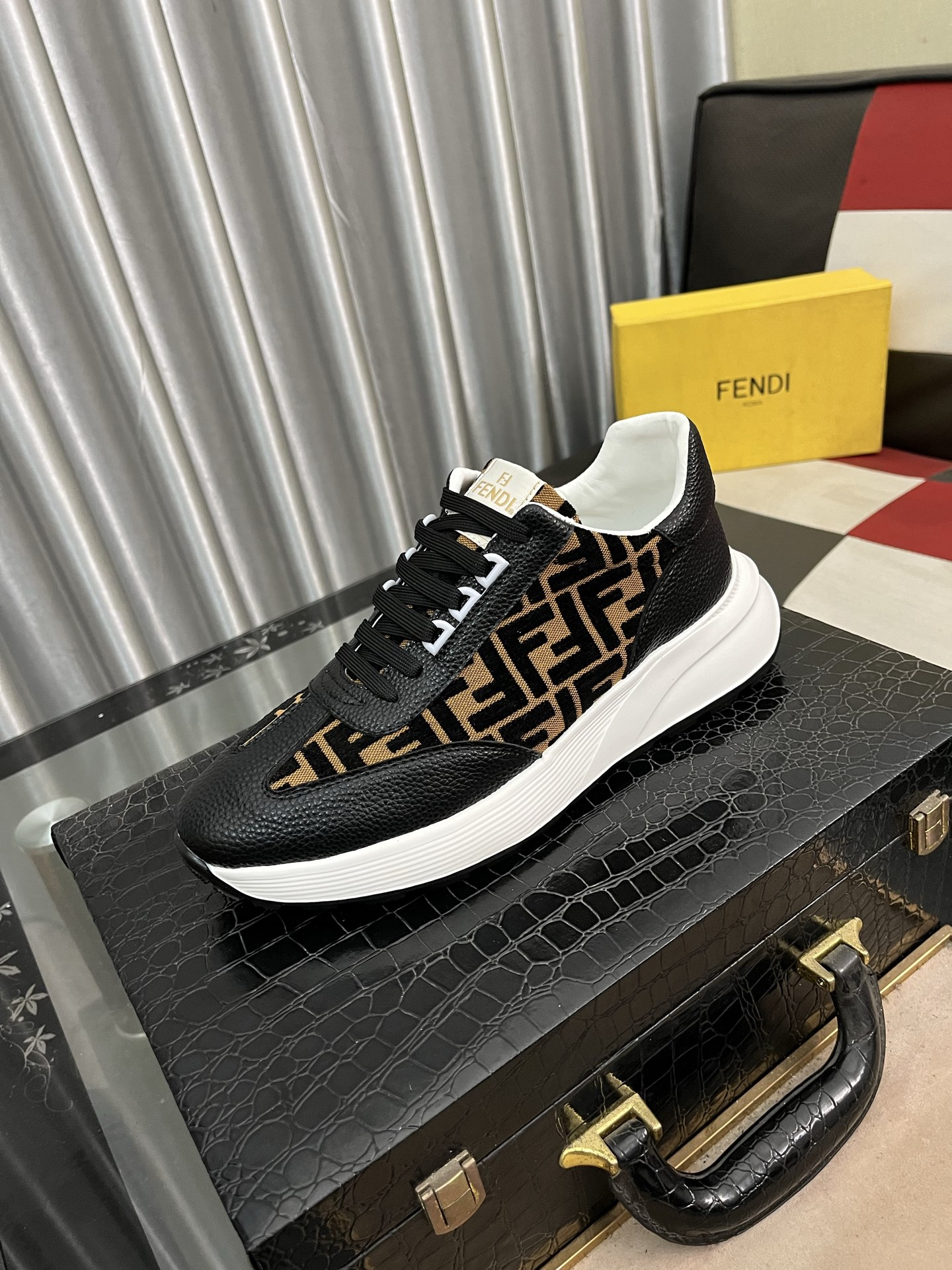 NO:273305,【FENDI】Fendi men's casual shoes have the latest elements that are so popular all over the world, the official website is very popular, the latest casual shoes, original version, counter one to one, the fabric uses original breathable imported calfskin imported sheepskin inner lining original sole, comfortable to speak with quality. Number of 38-443 colors available, fendi, fendi, cowhide, sheepskin19860909【FENDI】芬迪男士休闲鞋最新元素潮爆全球,官网火爆热卖,最新休闲鞋,原版版本,专柜一比一,面料采用原版透气进口小牛皮进口羊皮内里原版大底,舒适以质量说话.码数38-443色可选,,fendi,fendi,cowhide,sheepskin,Men's shoes