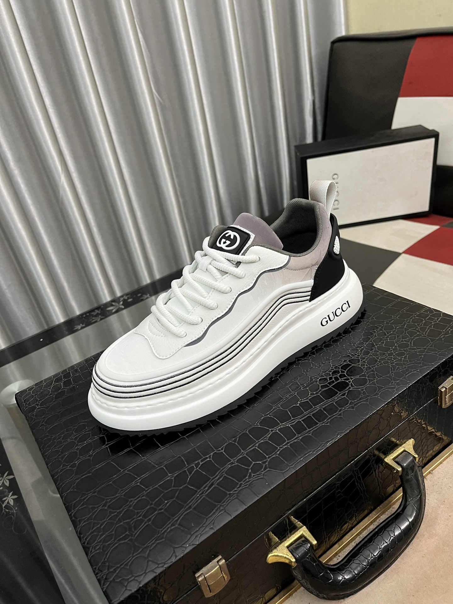 NO:273384,Guqi new casual sneakers, fashionable and versatile, simple and atmospheric, fabric is made of imported cowhide with original fabric, sheepskin lining, original wear-resistant rubber outsole, exclusive new style, real-life shooting, 38-442 colors available, sneakers, cowhide, sheepskin19860909古奇新款休闲运动鞋 时尚百搭, 版型简洁大气, 面料采用进口牛皮配原版布料,羊皮内里,原版耐磨橡胶大底,独家新款,实物拍摄,码数38-442色可选,,sneakers,cowhide,sheepskin,Men's shoes