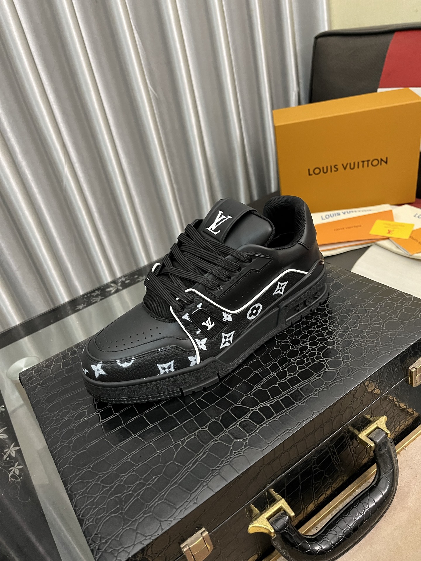 NO:273387,【LOUIS VUITTON】Original new LV Louis Vuitton *--Top version of LV classic trendy shoes!  Use imported original cowhide with water-dyed cowhide inner lining. Original wear-resistant rubber outsole!  High-quality quality!  Number of codes: 39-442 colors available, louis vuitton, louis vuitton, louis vuitton, cowhide19860909【LOUIS VUITTON】原单新款LV路易威登 *——顶级版本 LV经典潮鞋！选用进口原版牛皮 水染牛皮内里.原版耐磨橡胶大底！高品质精品！码数:39-442色可选,,louis vuitton,louis vuitton,louis vuitton,cowhide,Men's shoes