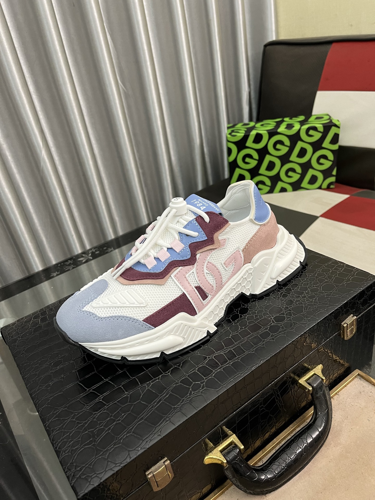 NO:273390,【DG ～】Couple casual shoes are available at the same time. Size: 35-44# 1 color upper is made of multi-material splicing leather inner lining, comfortable and breathable, the original sole is comfortable and wear-resistant, and the real shot is even better.19860909【DG～】情侣装休闲鞋 z柜同步发售 码数:35-44# 1个颜色鞋面选用多材质拼接真皮内里,舒适透气,鞋底原版舒适耐磨大底,实物拍摄实物更赞,,Men's shoes