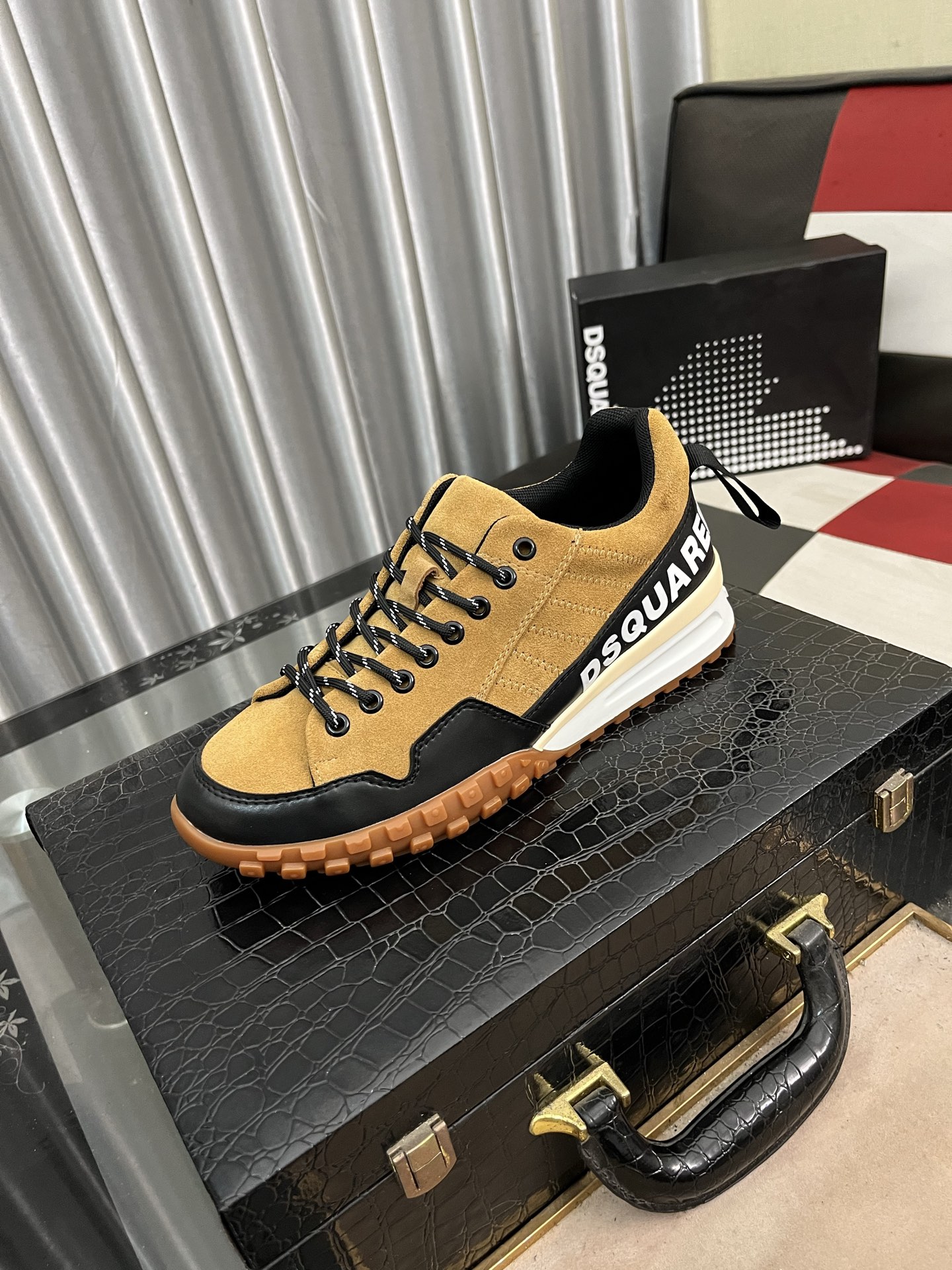 NO:273396,【D2～】Men's casual shoes 2025z cabinets are available simultaneously. Size: 38-44# The upper is made of multi-material spliced ​​leather inner lining, comfortable and breathable, the original sole is comfortable and wear-resistant, and the real shot is even better.19860909【D2～】男士休闲鞋 2025z柜同步发售 码数:38-44# 鞋面选用多材质拼接真皮内里,舒适透气,鞋底原版舒适耐磨大底,实物拍摄实物更赞,,Men's shoes