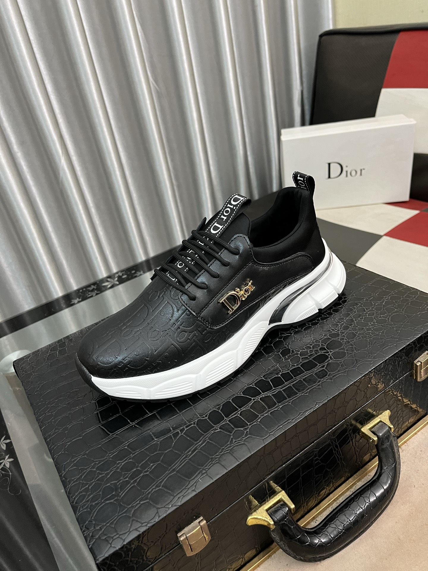 NO:273647,【Dior】Dior Fashion Sports and Casual Shoes This item draws inspiration from retro jogging shoes. It adopts a thick low-top design, with a selected upper with a spliced ​​leather and mesh fabric, and is decorated with a relief 