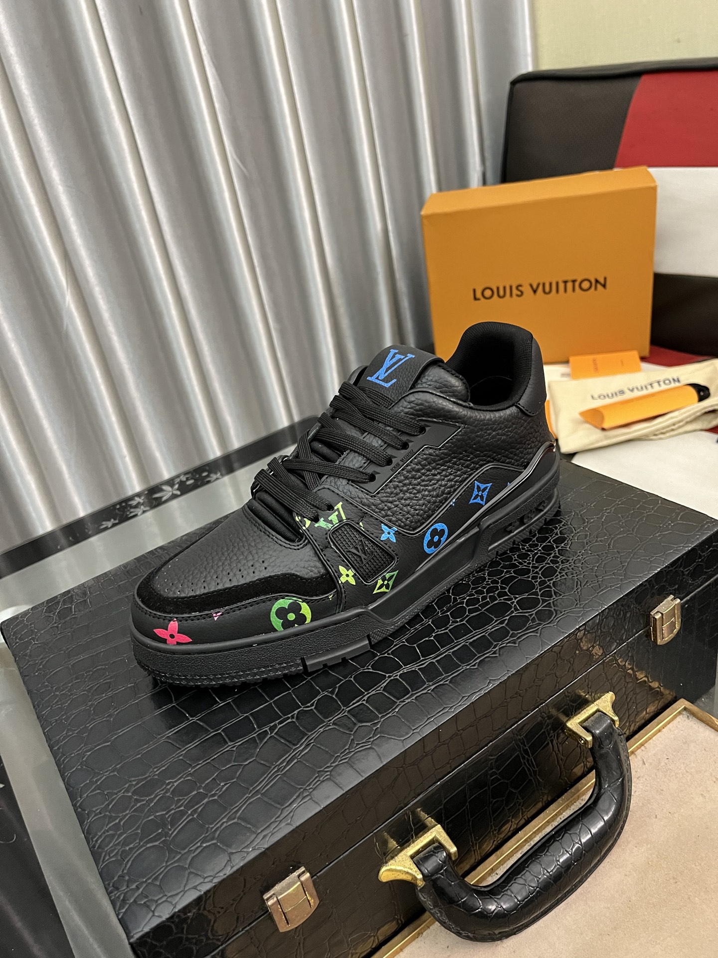 NO:273733,【LOUIS VUITTON) (Original) New LV Louis Vuitton * - Top version of LV classic trendy shoes!  Use imported original cowhide with water-dyed cowhide inner lining. Original wear-resistant rubber combination bottom!  High-quality quality!  A variety of colors are available, code count 38-44 (45 46 customized), louis vuitton, louis vuitton, louis vuitton, cowhide19860909【LOUIS VUITTON）（原单）新款LV路易威登 *——顶级版本 LV经典潮鞋！选用进口原版牛皮 水染牛皮内里.原版耐磨橡胶组合大底！高品质精品！多款颜色可选,码数38-44（45 46定制）,,louis vuitton,louis vuitton,louis vuitton,cowhide,Men's shoes