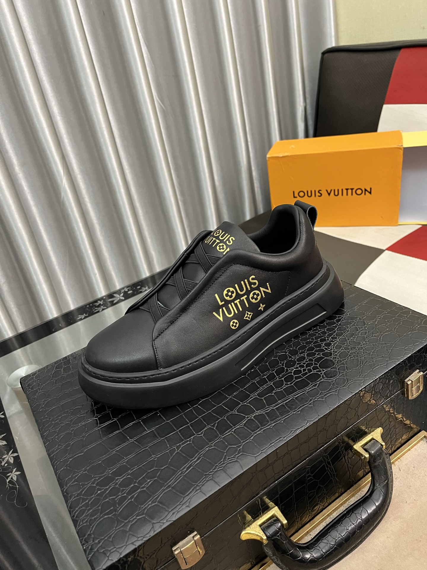 NO:273961,【LOUlS VUlTTON】 Louis Vuitton ~ Unique modern sports shoes. LV counter purchasing casual shoes for men 2025 counters are available simultaneously, Italian imported original brand selected first layer soft cowhide. Special material sheepskin inner size 38-442 colors available, louis vuitton, louis vuitton, sneakers, cowhide, sheepskin19860909【LOUlS VUlTTON】路易威登～独特现风运动鞋.LV专柜代购休闲鞋 男士2025专柜同步发售,意大利进口原版品牌精选头层柔软牛皮.特殊材质 羊皮内里 码数38-442色可选,,louis vuitton,louis vuitton,sneakers,cowhide,sheepskin,Men's shoes