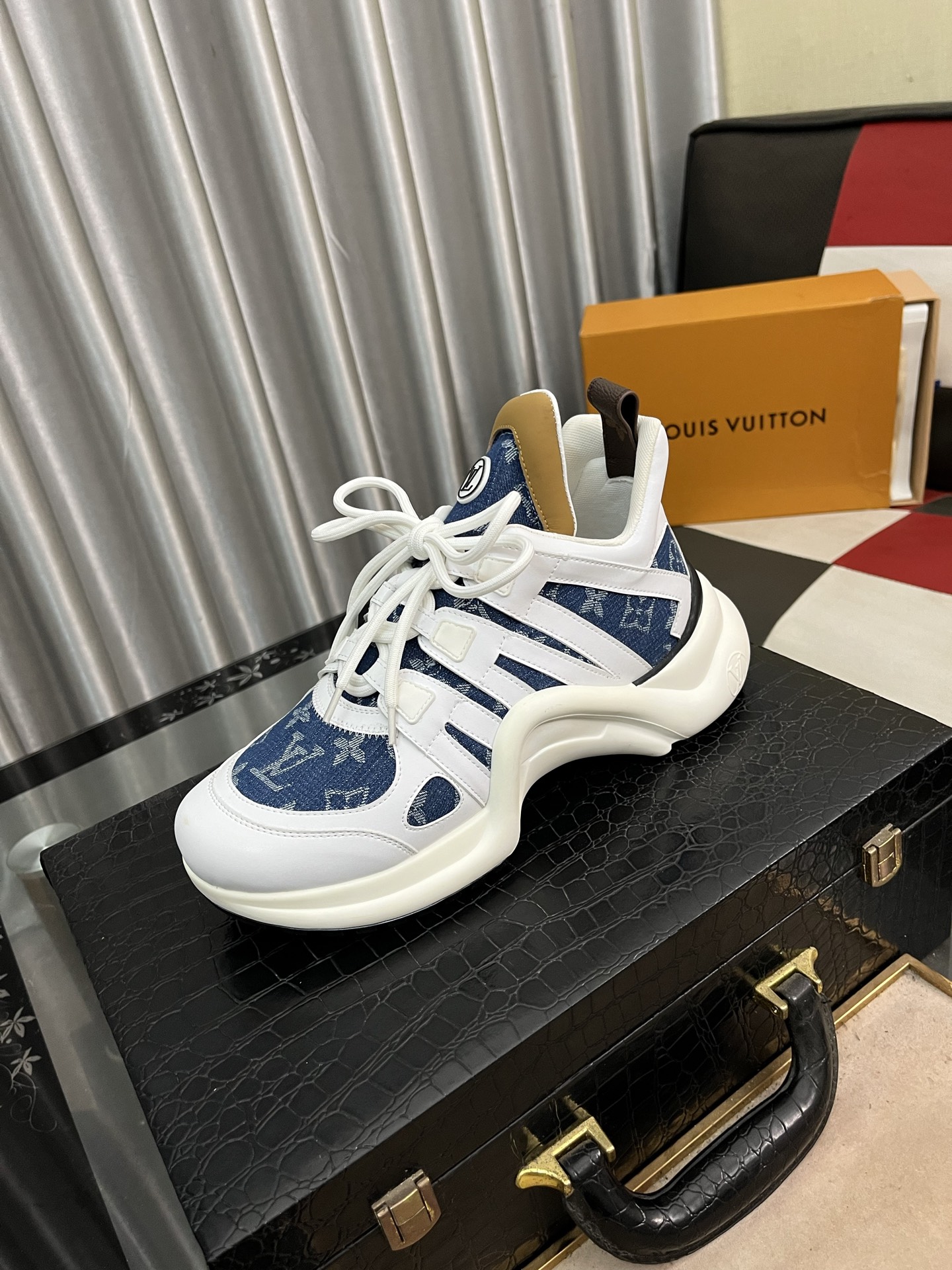 NO:273967,Louis Vuiton 24/ New Chinese Valentine Limited LV Archlight series arch bridge-sole dad shoes casual thick-soled lace-up sneakers top version original purchase developed and made. This LV dad shoes use eye-catching wavy soles and large tongues, equipped with a sporty super elastic running shoe style rubber outsole, full of attention, and combined with a soft and elastic upper made of a variety of high-tech fabrics, making the foot comfortable and soft!  Original custom-made top layer cowhide   technological fabric inner lining original imported breathable net   cowhide foot pad original sole mold opening correct U-shaped arch bridge sole thickness about 5cm Size3644,,louis vuitton,louis vuitton,louis vuitton,sneakers,cowhide19860909Louis Vuiton·路易威登 24/ 新款 七夕限定 LV Archlight系列拱桥底老爹鞋休闲厚底系带运动鞋 顶级版本原版购入开发做货 此款LV老爹鞋采用抢眼的波浪形鞋底和大型鞋舌,搭载运动气息十足的超弹性跑鞋风格橡胶外底,注目度十足,再配合上由多种高科技布料打造柔软弹力鞋面,上脚舒适柔软！ 面料原版定制头层牛皮 科技面料 内里原版进口透气网里 牛皮垫脚 鞋底原版开模正确U型拱桥大底 底厚约5cm Size3644,,louis vuitton,louis vuitton,louis vuitton,sneakers,cowhide,Men's shoes