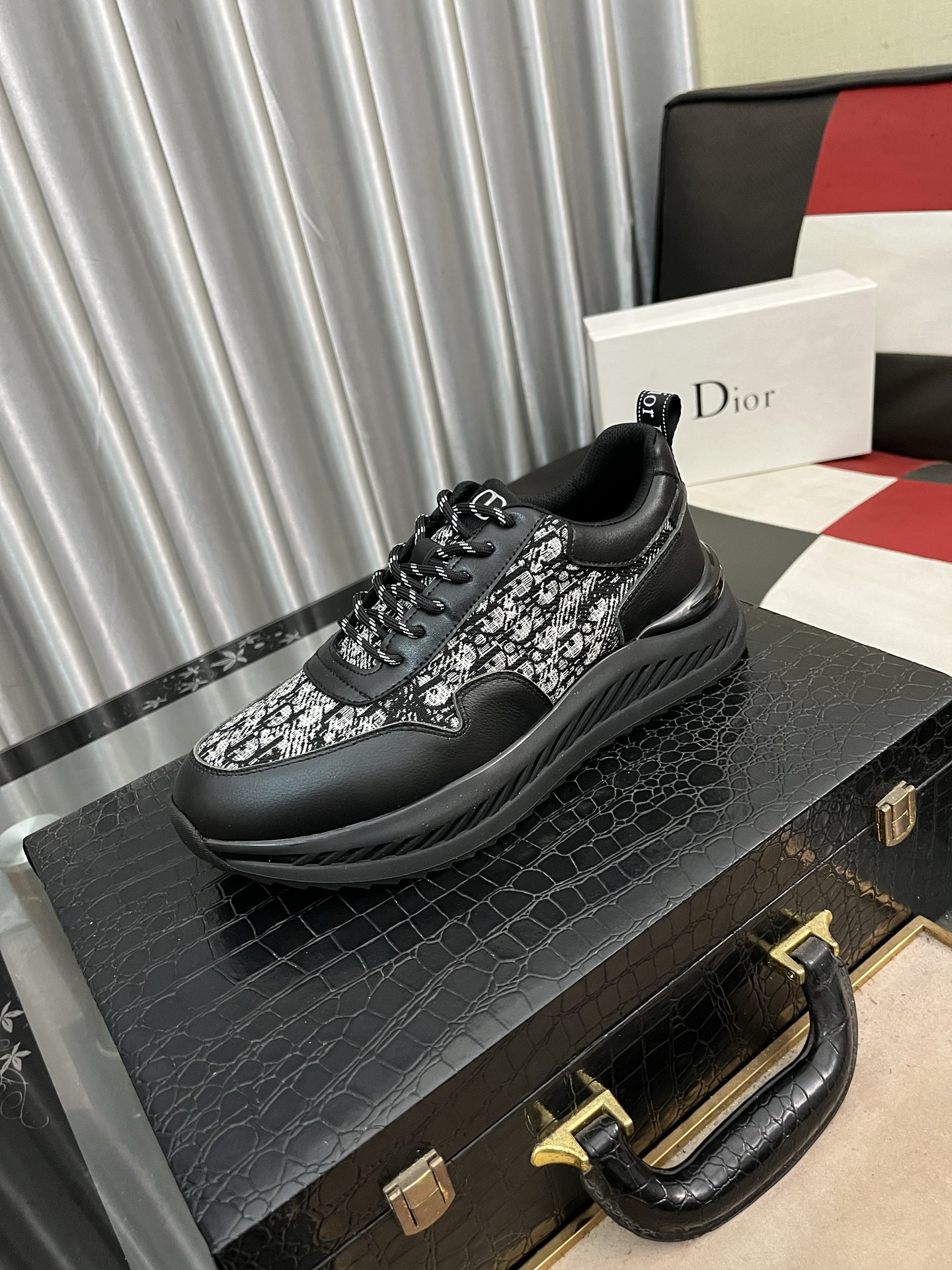 NO:274102,Dior original single quality. ~ Unique modern style sports shoes. A must-have for casual men's fashion imported original brand, imported original cloth with leather, Yangli (refuse to remove and polish the feet) sole original factory special supply original sole, French lazy style design, foot fitting on the original single quality, super comfortable original sole. Just like the real thing is more beautiful, 38-443 colors available, dior, sneakers19860909迪奥 原单品质.～ 独特现代风运动鞋.休闲鞋潮男必备款 意大利进口原版品牌,进口原版布配皮,羊里（拒绝脱色磨脚）鞋底原厂特供原版底,法国懒人风格设计 贴脚 在贴原单品质 超舒服原版底 .就好像实物拍摄实物更赞 ,码数38-443色可选,,dior,sneakers,Men's shoes