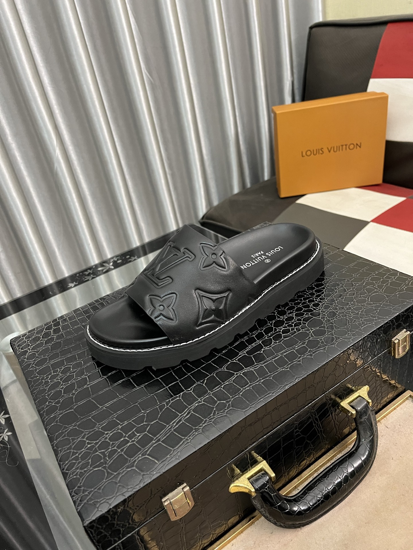 NO:274173,(lv-Louis Vuitton) New men's slippers, high-end boutique, exquisite embossed upper logo decoration, fine workmanship, super soft sole, casual, loose and comfortable, must-go in summer!  nsize38-44,,louis vuitton,louis vuitton,slippers19860909（lv-路易威登）新品男士拖鞋,高端精品,鞋面精致压花logo装饰,精细做工,鞋底超软,休闲宽松舒适型,夏季必入哦！nsize38-44,,louis vuitton,louis vuitton,slippers,Men's shoes