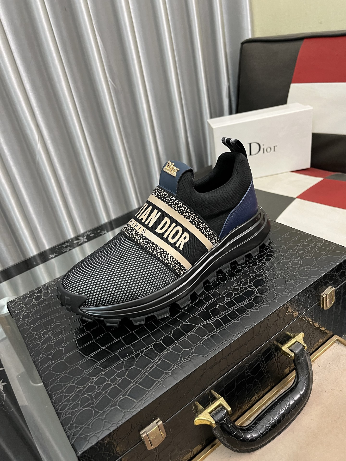 NO:274336,[Dior Dior] New casual shoes, must-have, fashionable shoes The latest popular upper adopts imported cowhide   special printed fabric splicing design, sheepskin foot pads, comfortable rubber sole, light and comfortable on the feet [Rose] The real thing is better, worth owning, size 38-443 colors available, dior, dior, cowhide, sheepskin19860909【迪奥Dior】 新款休闲鞋,必爆款 ,采用潮流时尚鞋 最新爆款鞋面采用进口牛皮 专用印花面料拼接设计 ,羊皮垫脚,舒服橡胶大底 上脚轻巧舒适 [玫瑰] 实物更好看、值得拥有、码数38一443色可选,,dior,dior,cowhide,sheepskin,Men's shoes