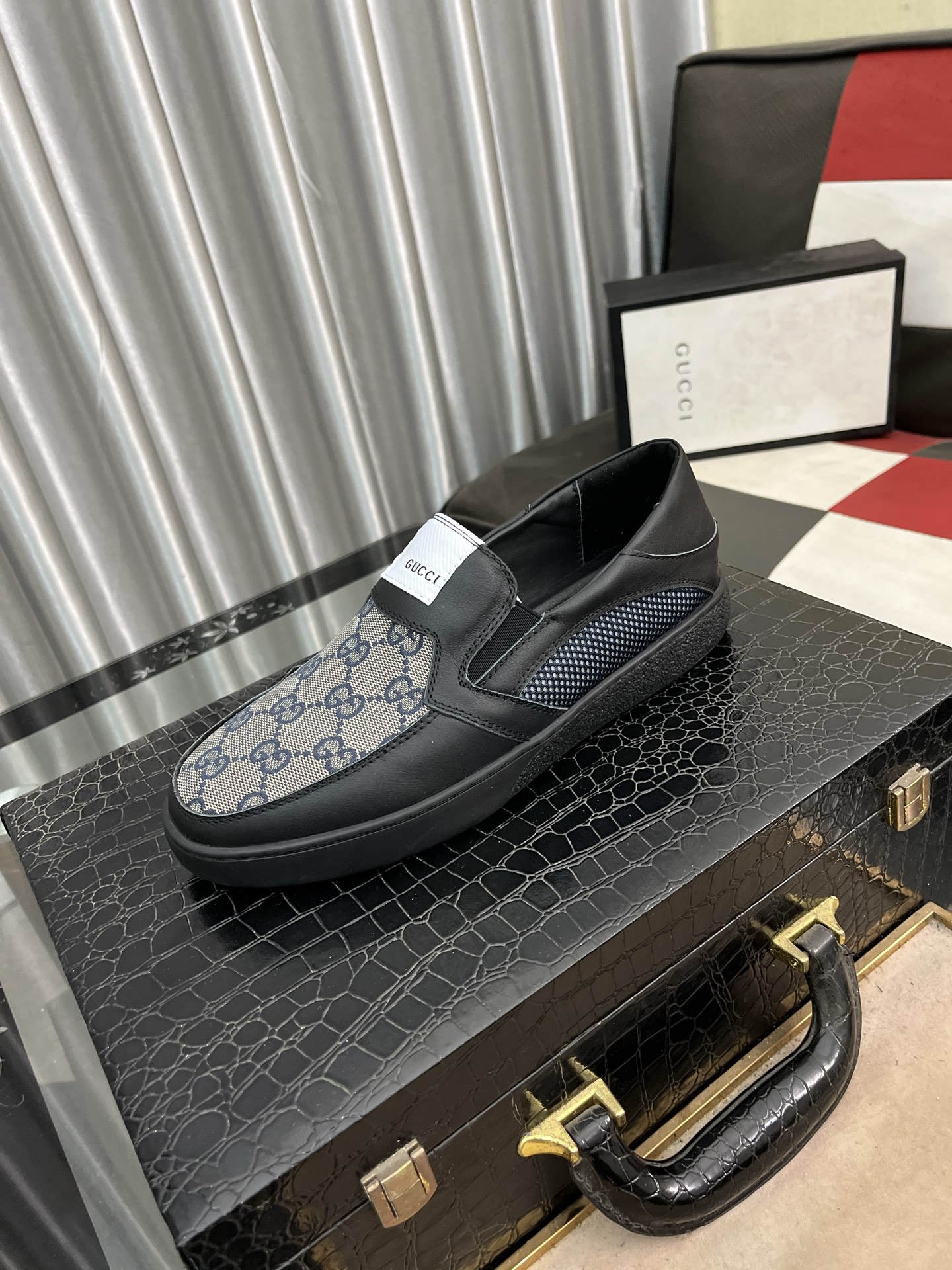 NO:274337,[Guqi] Latest casual men's shoes, welcome 1:1 comparison, single Hong Kong counter casual shoes, counter quality, support inspection, high-quality workmanship, upper uses imported Italian timber cowhide, breathable sheepskin inner lining, original fashion sports sole, casual fashion, high-end quality, size 38-44 2 colors available, cowhide, sheepskin19860909【古奇】最新休闲男鞋,欢迎1:1对比,爆单款香港专柜休闲鞋,专柜品质,支持验货,优质做工,鞋面采用意大利进口胎牛皮 透气羊皮内里,原版时尚运动大底 ,休闲时尚,高端品质,码数38-44 2色可选,,cowhide,sheepskin,Men's shoes