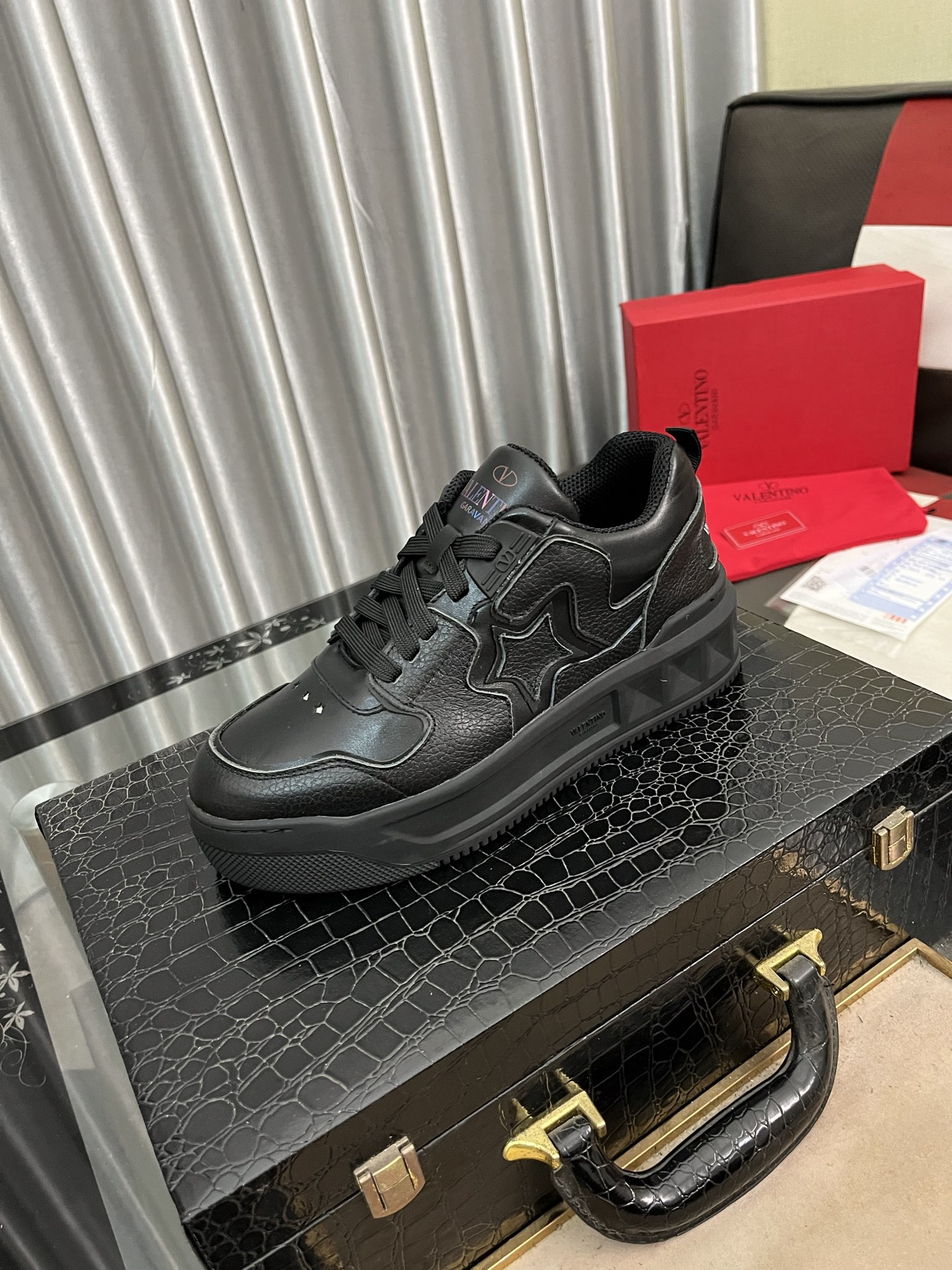 NO:284636,Valentine, casual shoes Size: 38-44 (45 can be customized) New style, counter synchronizes new products!  The highest version of high-quality counter 1:1, upper imported cowhide and high-end sheepskin lining, original outsole, this season's trendy men's must-have 8 colors available, valentino, cowhide, sheepskin19860909华伦天努,休闲鞋 Size:38-44(45可以订做） 新款 专柜同步新品 ！最高版本高品质专柜1:1,鞋面意大利进口牛皮高档羊皮内里 原版大底 本季潮男必备款8色可选,,valentino,cowhide,sheepskin,Men's shoes