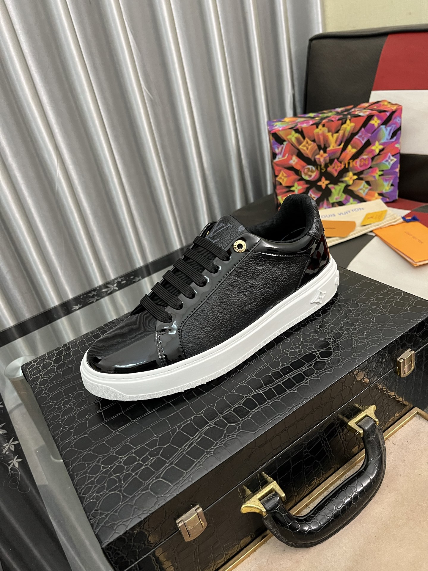 NO:274504,(LV Louis Vuitton) New men's casual shoes [Delivery] hit, imported cowhide   brand-specific embossed surface, comfortable and wear-resistant sole, sheepskin inner lining, wear-resistant rubber sole, you are still worried about wearing and matching shoes, then you are your best choice for this shoe!  38-445 colors available, louis vuitton, louis vuitton, cowhide, sheepskin19860909（LV路易威登） 新款男士休闲鞋[得意]爆款,进口牛皮 品牌专用压花面,舒适耐磨大底 ,羊皮内里,耐磨橡胶大底,你还为穿着搭配鞋发愁,那这款鞋你就是你不二的选择！码数38-445色可选,,louis vuitton,louis vuitton,cowhide,sheepskin,Men's shoes