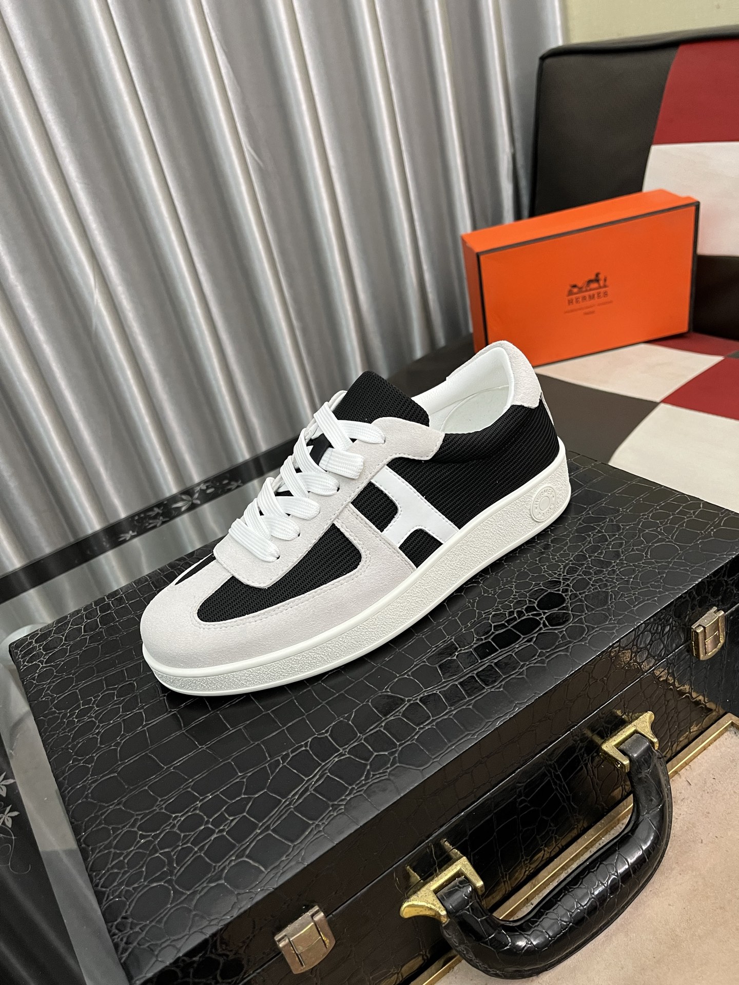 NO:274507,Hermes Bouncing sneakers, men's casual sneakers, high-end mesh fabric with cowhide upper, imported material, full texture, light sole decoration contrast pattern, creating a versatile and fashionable style. Size38-444 colors available, hermes, sneakers, cowhide19860909爱马仕Bouncing运动鞋,男士休闲运动鞋,鞋面牛皮拼接高端网布打造,进口材质,质感十足,轻盈鞋底装饰撞色图案,打造百搭时尚风格.Size38-444色可选,,hermes,sneakers,cowhide,Men's shoes