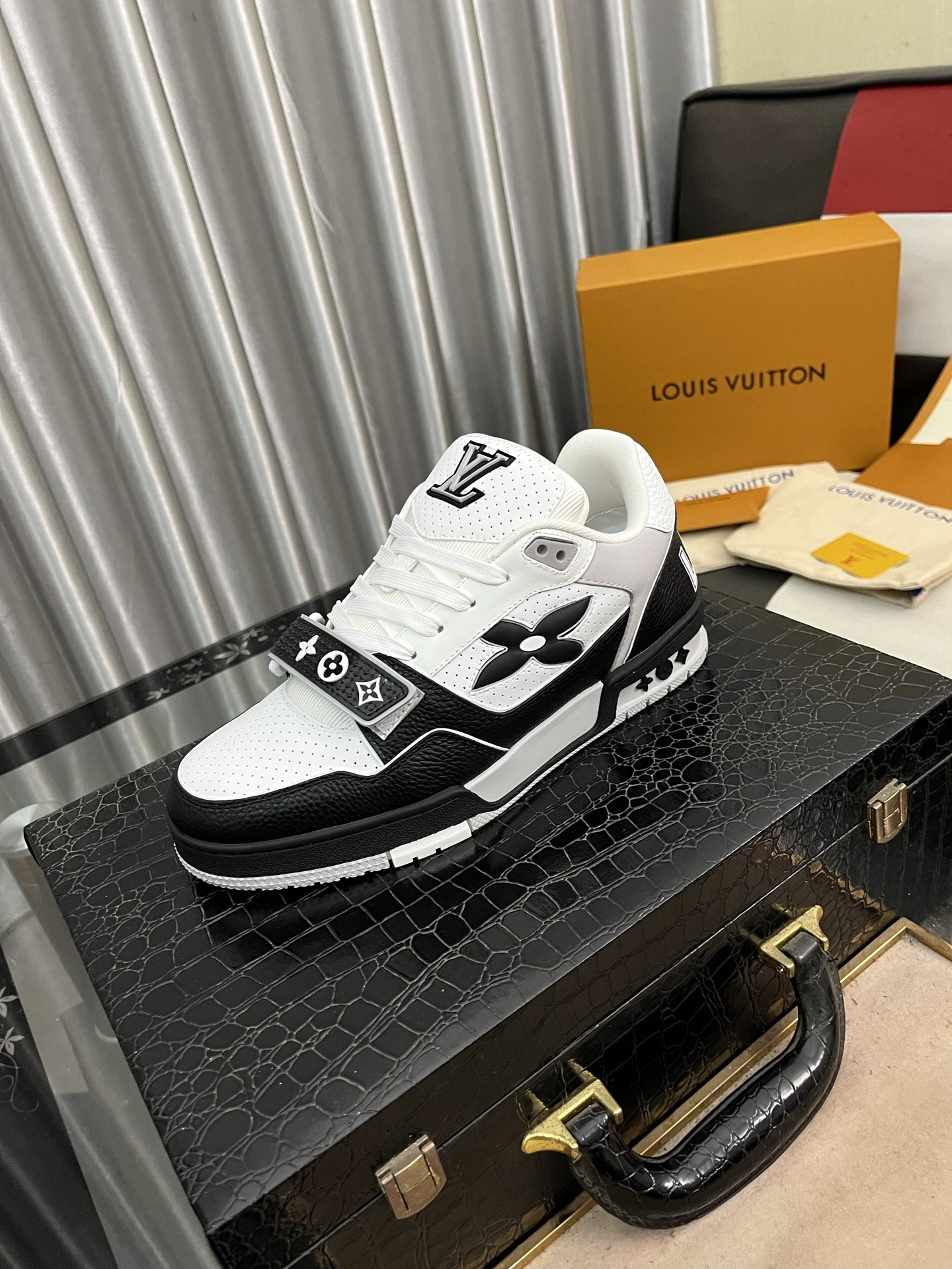 NO:274595,The new model of the high-end couple L family official website is launched in the autumn and winter. This Neo Run Away sneaker is inspired by running shoes, integrating LV's iconic essential shoes into the trend. The original version of this version is copied from 11. It is made of two-color calfskin to highlight its simple lines and unique wedge outsole. The main details include the LV first letter on the side and the gold heel stabilizer on the back engraved back plus hidden insoles 2cm. The size is 35-444 colors available,, louis vuitton, louis vuitton, sneakers, cowhide19860909高版本情侣款L家官网同步秋冬新款火爆上市,这款Neo Run Away运动鞋的灵感源自跑鞋,将LV标志性的必备鞋款融入潮流,该版本原版11复制 采用双色小牛皮制成凸显其简陋的线条和特有的坡跟外底,主要细节包括侧面的LV首字母和背面雕刻的金色鞋跟稳定器加隐藏式鞋垫2cm 码数35-444色可选,,louis vuitton,louis vuitton,sneakers,cowhide,Men's shoes