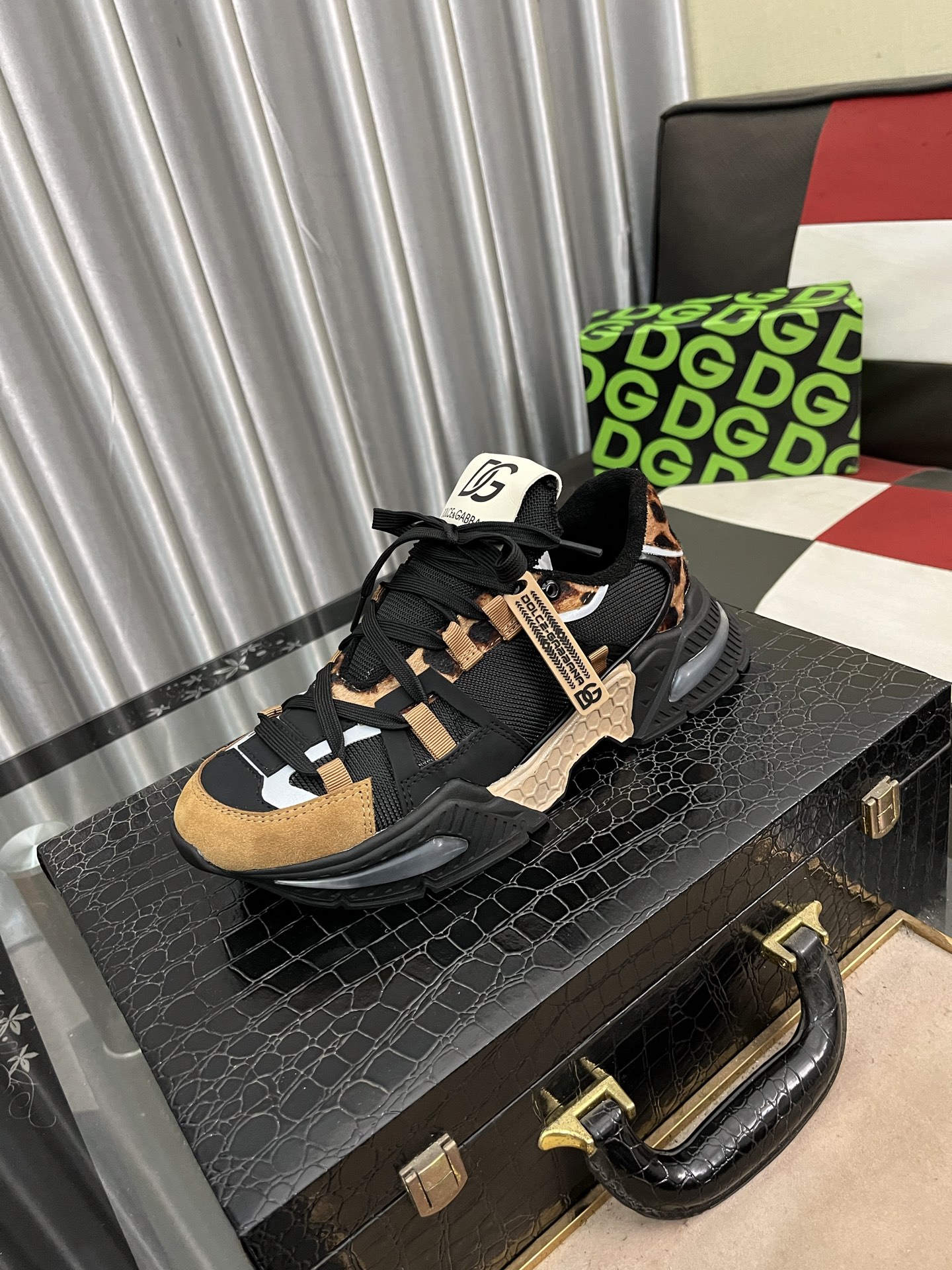 NO:274598,【DG ~】Men's casual shoes are released simultaneously. The upper is made of cowhide spliced ​​fabric mesh inner lining, comfortable and breathable, the original sole is comfortable and wear-resistant, and the actual shooting is even more favorable. Number of numbers: 35-46, cowhide19860909【DG～】男士休闲鞋 同步发售 鞋面选用牛皮拼接布料网布内里,舒适透气,鞋底原版舒适耐磨大底,实物拍摄实物更赞码数:35-46,,cowhide,Men's shoes