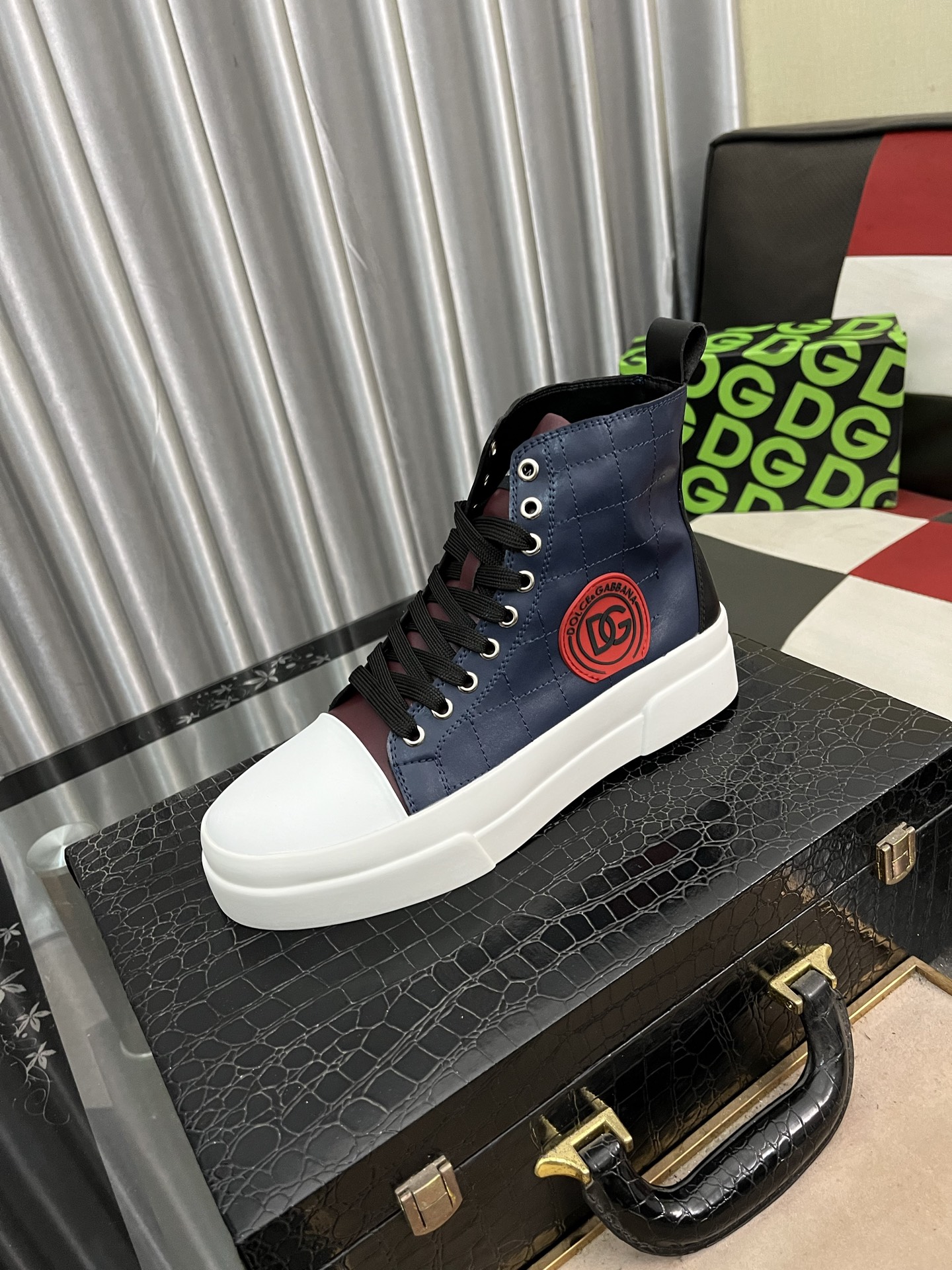 NO:274599,【DG ~】Men's casual shoes are released simultaneously. The upper is made of cowhide spliced ​​fabric mesh inner lining, comfortable and breathable, the original sole is comfortable and wear-resistant, and the actual shooting is even more favorable. Number of numbers: 38-46, cowhide19860909【DG～】男士休闲鞋 同步发售 鞋面选用牛皮拼接布料网布内里,舒适透气,鞋底原版舒适耐磨大底,实物拍摄实物更赞码数:38-46,,cowhide,Men's shoes