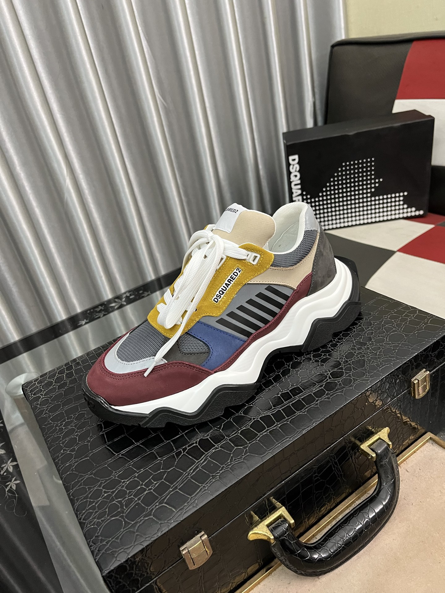 NO:274603,.D2 Original single quality. ~ Unique modern style sports shoes. Fashionable men's must-haves for casual shoes. Italian imported original brand, imported original leather, sheepskin foot pad (refuse to remove and polish the feet) original sole factory special supply original sole, French lazy style design, foot fitting on the original single quality, super comfortable original sole. Just like the real thing is more beautiful, high-quality shoes, men's shoes size 38-46, sneakers, sheepskin19860909.D2 原单品质.～ 独特现代风运动鞋.休闲鞋潮男必备款 意大利进口原版品牌,进口原版皮,羊皮垫脚（拒绝脱色磨脚）鞋底原厂特供原版底,法国懒人风格设计 贴脚 在贴原单品质 超舒服原版底 .就好像实物拍摄实物更赞 ,高品质板鞋,男鞋码数38-46,,sneakers,sheepskin,Men's shoes