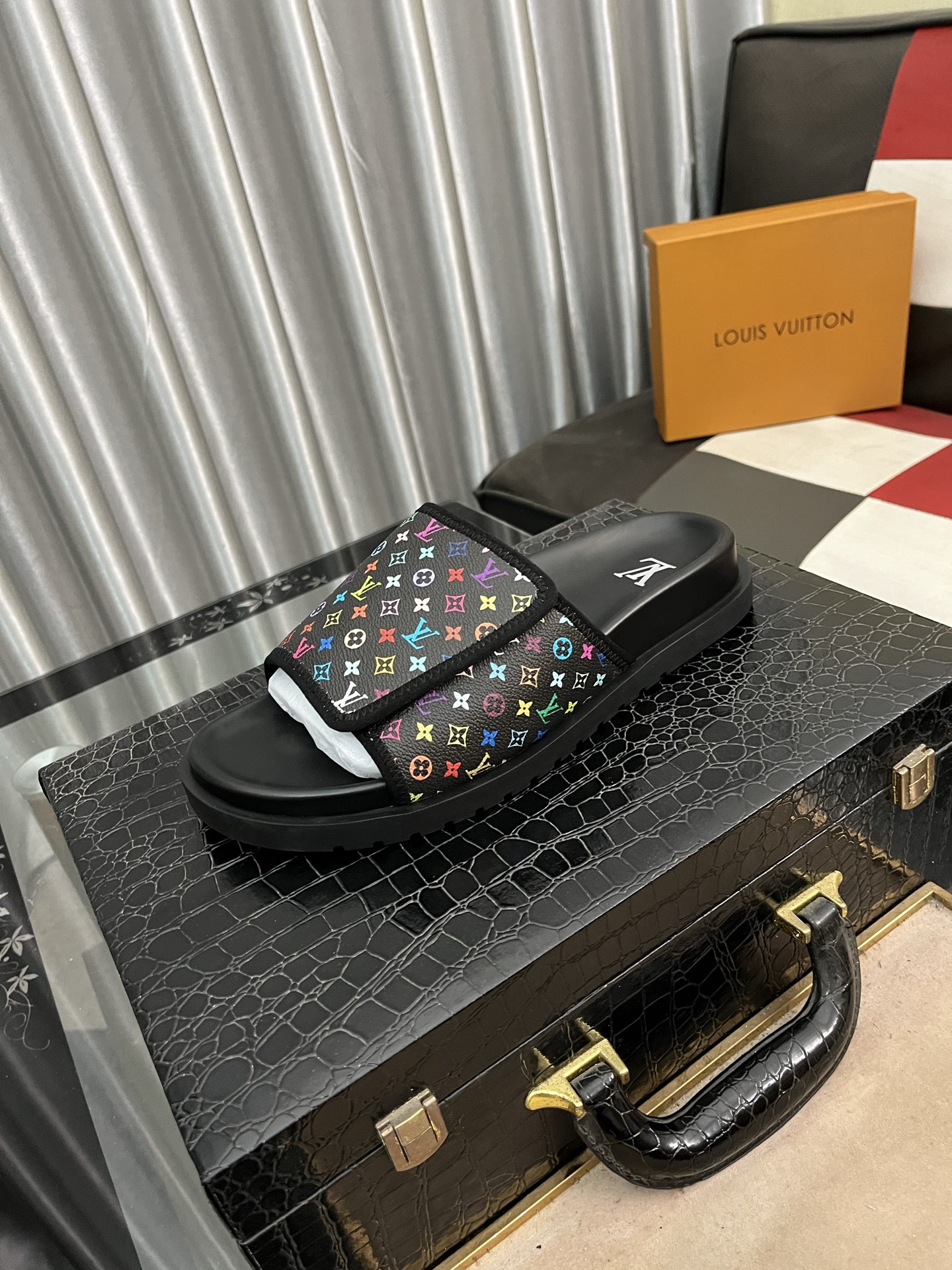 NO:274698,# Louis Vuitton Bread Drag Another hit latest LV is the peak of the super popular presbyterian slippers. The foot feel of soft and comfortable. The Velcro design is wide and can make your feet look thin and beautiful. The favorite in summer. This design is so fashionable. The cool style can also be matched!  !  SIZE38-442 color optional, louis vuitton, louis vuitton, slippers19860909# 路易威登面包拖 又一爆款最新 LV一出即巅峰的超爆款的老花拖鞋面包的脚感 软绵绵的超舒服 魔术贴的设计宽宽的可以显的脚好瘦好好看 夏天最爱 这个设计太时尚了 酷酷的风格也可以搭配！！SIZE38-442色可选,,louis vuitton,louis vuitton,slippers,Men's shoes