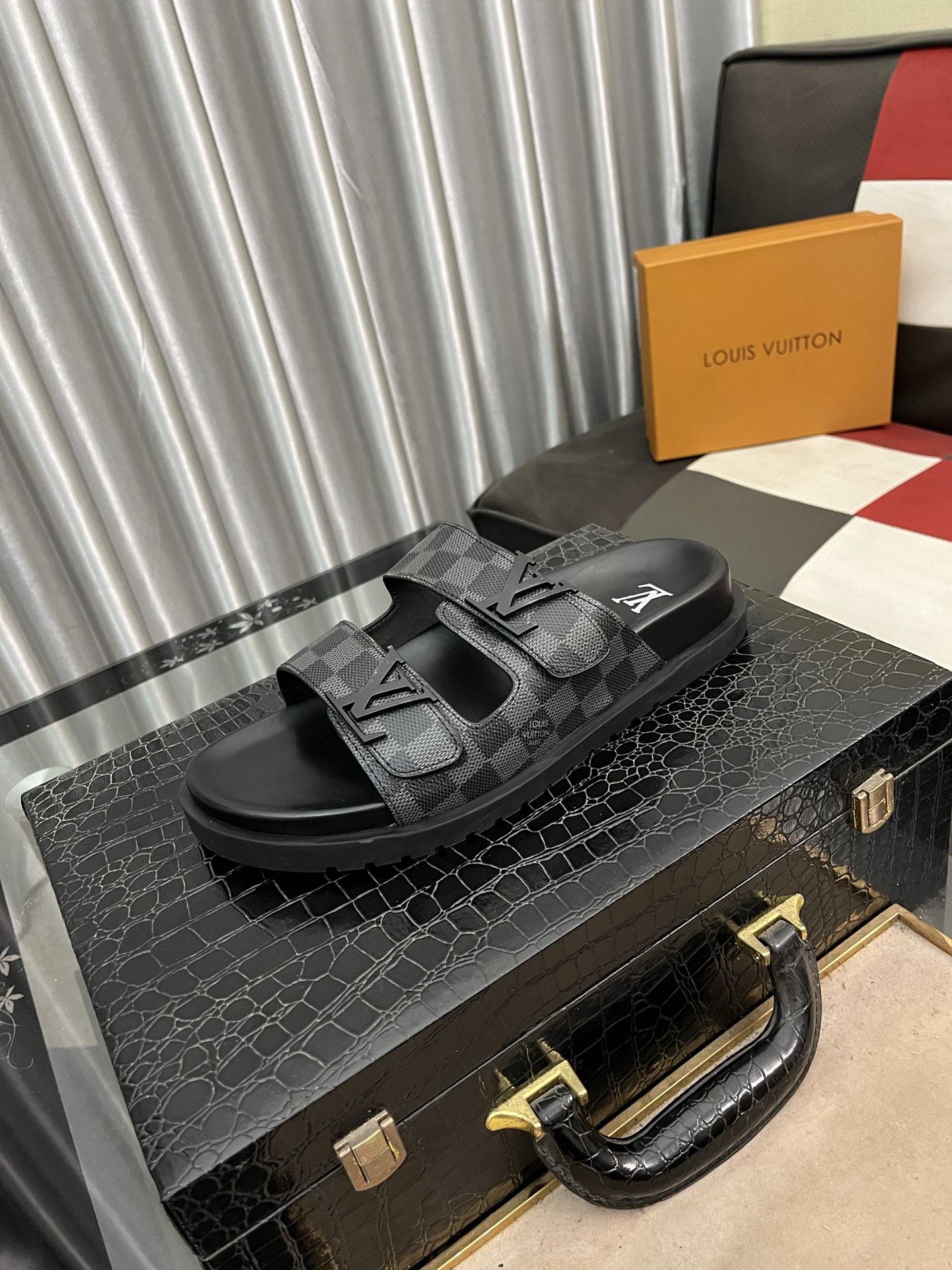 NO:274700,# Louis Vuitton Bread Drag Another hit latest LV is the peak of the super popular presbyterian slippers. The foot feel of soft and comfortable. The Velcro design is wide and can make your feet look thin and beautiful. The favorite in summer. This design is so fashionable. The cool style can also be matched!  !  SIZE38-443 colors available, louis vuitton, louis vuitton, slippers19860909# 路易威登面包拖 又一爆款最新 LV一出即巅峰的超爆款的老花拖鞋面包的脚感 软绵绵的超舒服 魔术贴的设计宽宽的可以显的脚好瘦好好看 夏天最爱 这个设计太时尚了 酷酷的风格也可以搭配！！SIZE38-443色可选,,louis vuitton,louis vuitton,slippers,Men's shoes