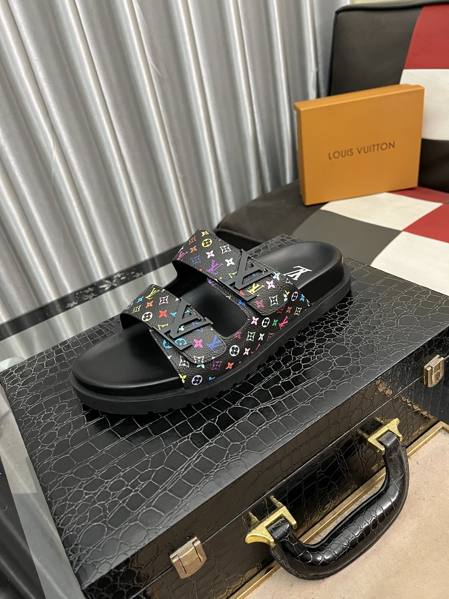 NO:274702,# Louis Vuitton Bread Drag Another hit latest LV is the peak of the super popular presbyterian slippers. The foot feel of soft and comfortable. The Velcro design is wide and can make your feet look thin and beautiful. The favorite in summer. This design is so fashionable. The cool style can also be matched!  !  SIZE38-442 color optional, louis vuitton, louis vuitton, slippers19860909# 路易威登面包拖 又一爆款最新 LV一出即巅峰的超爆款的老花拖鞋面包的脚感 软绵绵的超舒服 魔术贴的设计宽宽的可以显的脚好瘦好好看 夏天最爱 这个设计太时尚了 酷酷的风格也可以搭配！！SIZE38-442色可选,,louis vuitton,louis vuitton,slippers,Men's shoes