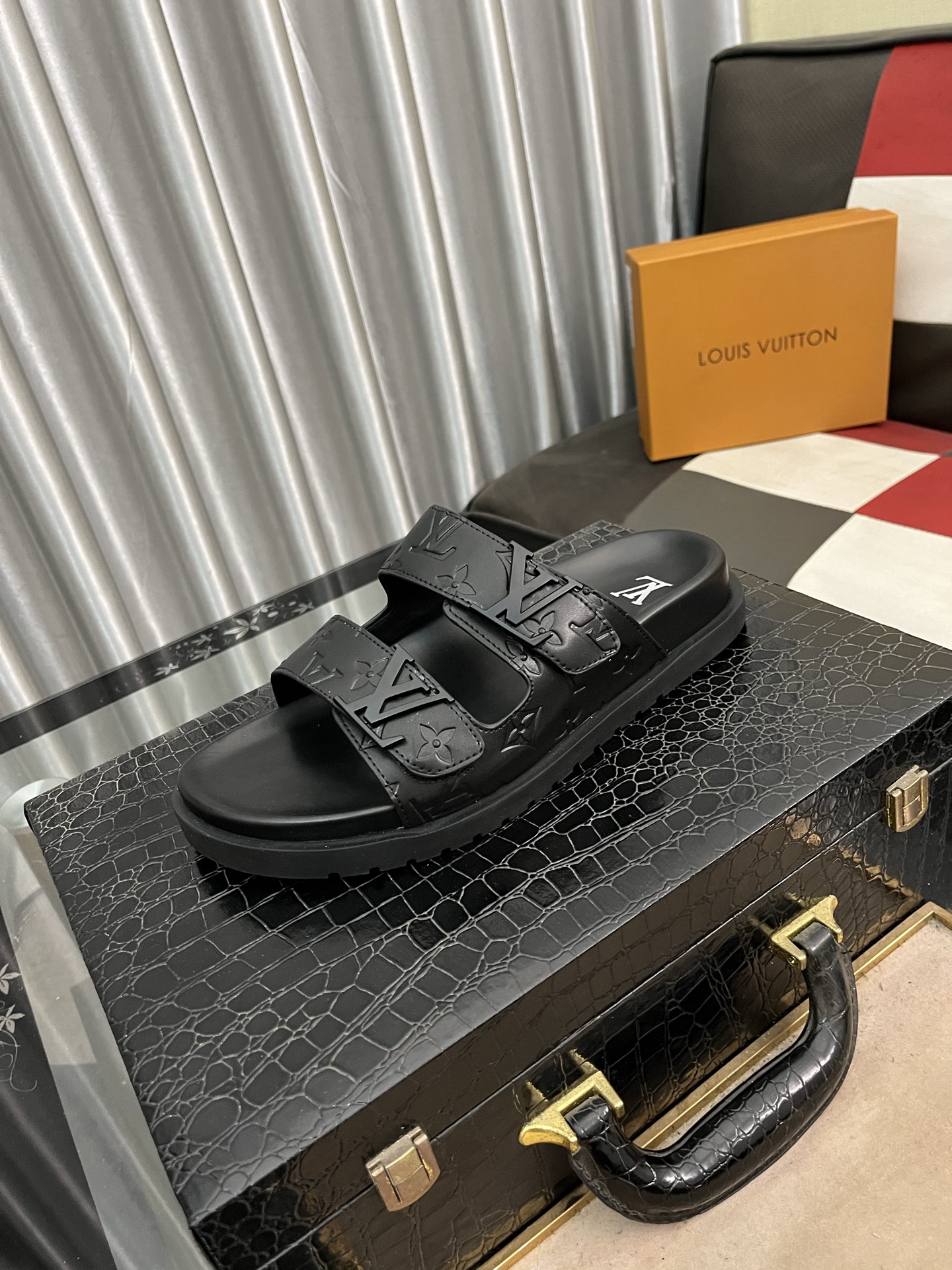 NO:274689,# Louis Vuitton Bread Drag Another hit latest LV is the peak of the super popular presbyterian slippers. The foot feel of soft and comfortable. The Velcro design is wide and can make your feet look thin and beautiful. The favorite in summer. This design is so fashionable. The cool style can also be matched!  !  SIZE38-44 color optional, louis vuitton, louis vuitton, slippers19860909# 路易威登面包拖 又一爆款最新 LV一出即巅峰的超爆款的老花拖鞋面包的脚感 软绵绵的超舒服 魔术贴的设计宽宽的可以显的脚好瘦好好看 夏天最爱 这个设计太时尚了 酷酷的风格也可以搭配！！SIZE38-44色可选,,louis vuitton,louis vuitton,slippers,Men's shoes