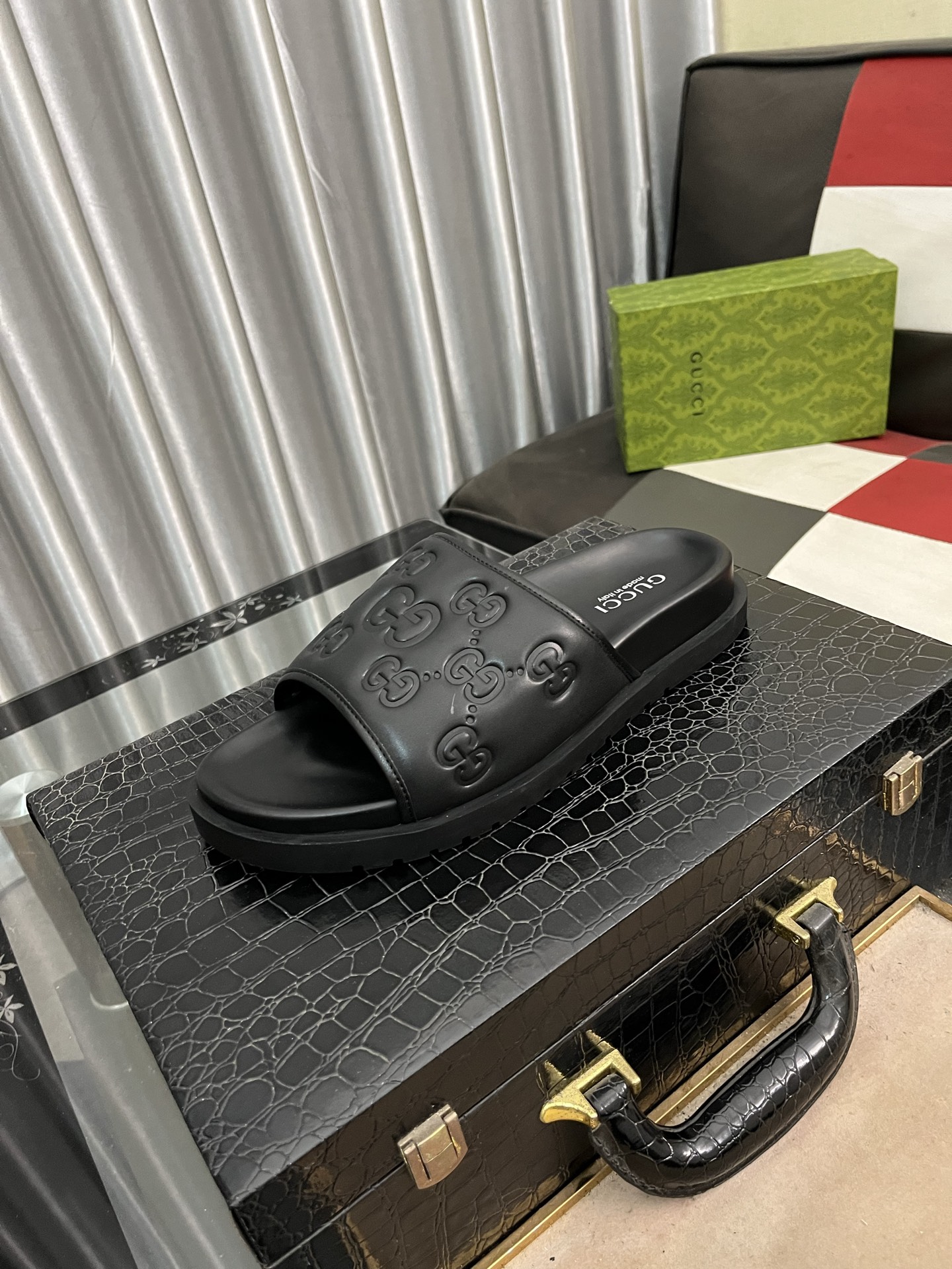 NO:274691,Original single-quality slippers - Guqi New slippers High-end quality, the upper adopts exquisite imported original glue-drop process, fine workmanship, ** combination rubber outsole, casual, loose and comfortable, multi-color can be selected Size38-44 colors,,slippers19860909原单品质拖鞋-古奇 新款拖鞋 高端精品, 鞋面采用精美进口原版滴胶工艺, 精细做工, **组合橡胶大底,休闲宽松舒适型, 多色可远 Size38-44色可选,,slippers,Men's shoes