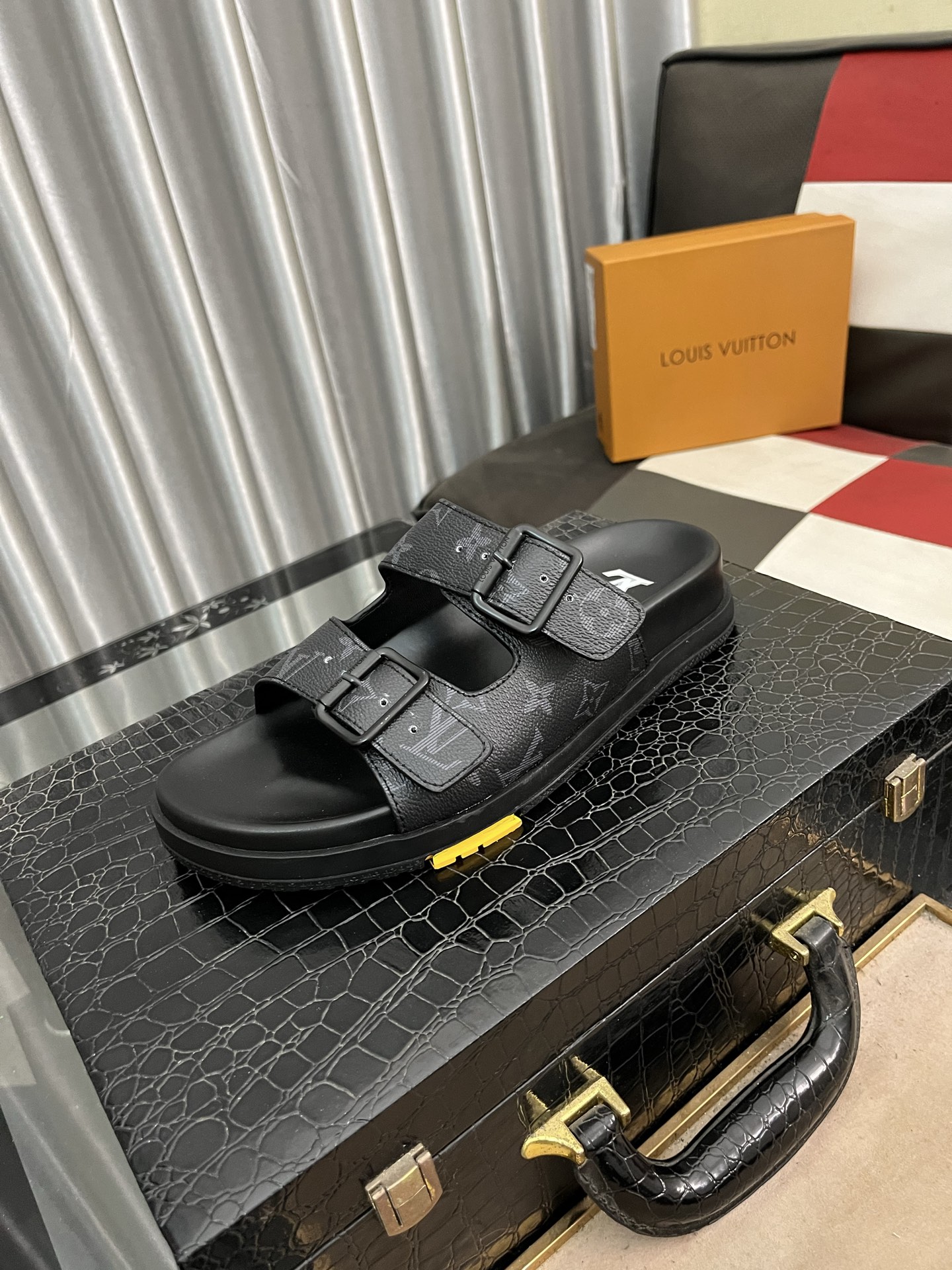 NO:274693,[LV~] Men's casual slippers 2025z cabinet are available simultaneously. Size: 38-44# The upper is made of multi-material spliced ​​leather inner lining, comfortable and breathable, the original sole is comfortable and wear-resistant, and the real thing is even more beautiful, louis vuitton, slippers19860909【LV～】男士休闲拖鞋 2025z柜同步发售 码数:38-44# 鞋面选用多材质拼接真皮内里,舒适透气,鞋底原版舒适耐磨大底,实物拍摄实物更赞,,louis vuitton,slippers,Men's shoes