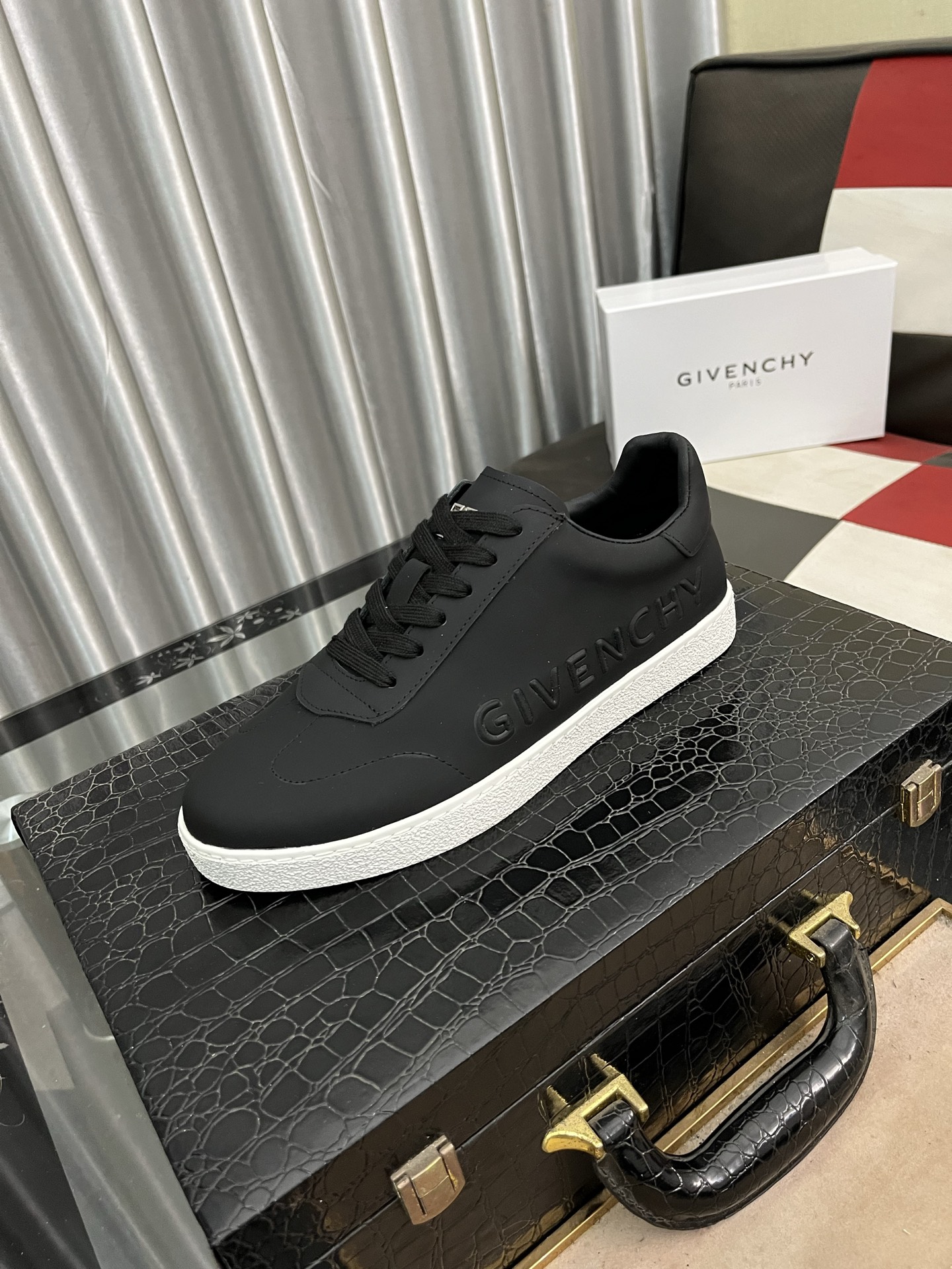 NO:274794,[givenchy] Givenchy low-top casual shoes, made of white leather and other materials, the upper is decorated with brand webbing decoration, shoe tongue brand logo decoration, three-dimensional composite splicing and stitching!  Inside, the comfort level is high!  size38-442 colors available, given, given, given, given19860909【givenchy】纪梵希低帮休闲鞋,采用白色革等材质,鞋面饰有品牌织带装饰,鞋舌品牌logo装饰,立体复合式拼接缝合！内里羊里,舒适度高！ size38-442色可选,,givenchy,givenchy,Men's shoes