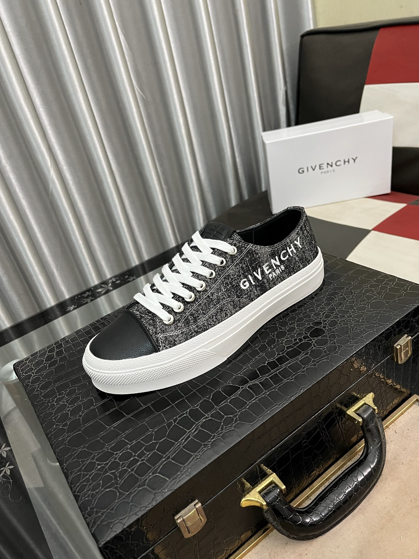 NO:274796,[givenchy] Givenchy low-top casual shoes, made of white leather and other materials, the upper is decorated with brand webbing decoration, shoe tongue brand logo decoration, three-dimensional composite splicing and stitching!  Inside, the comfort level is high!  size38-443 colors available, given, given, given, given19860909【givenchy】纪梵希低帮休闲鞋,采用白色革等材质,鞋面饰有品牌织带装饰,鞋舌品牌logo装饰,立体复合式拼接缝合！内里羊里,舒适度高！ size38-443色可选,,givenchy,givenchy,Men's shoes