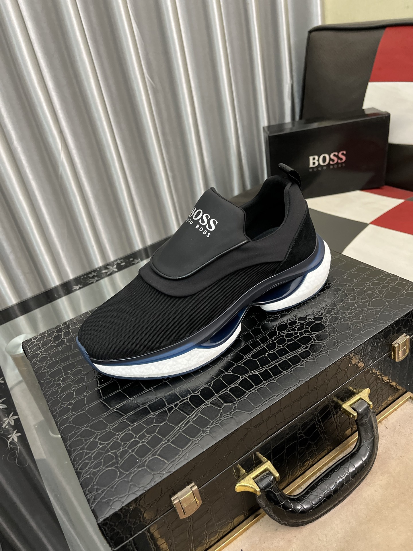 NO:274961,【BOOS】The original single-quality upper of men's casual shoes is imported calfskin, which is super breathable and comfortable, fine workmanship, high-end and atmospheric. It has a fashionable and classic shape. It has a foam transparent and wear-resistant sole, which is comfortable to wear, and deserves to have it. The number of sizes 38-443 colors available, cowhide19860909【BOOS】男鞋休闲鞋原单品质鞋面采用进口小牛皮,超透气舒适内里做工精细,高端大气.有时尚典范造型.发泡透明耐磨大底,穿着舒适,值得拥有.码数38–443色可选,,cowhide,Men's shoes