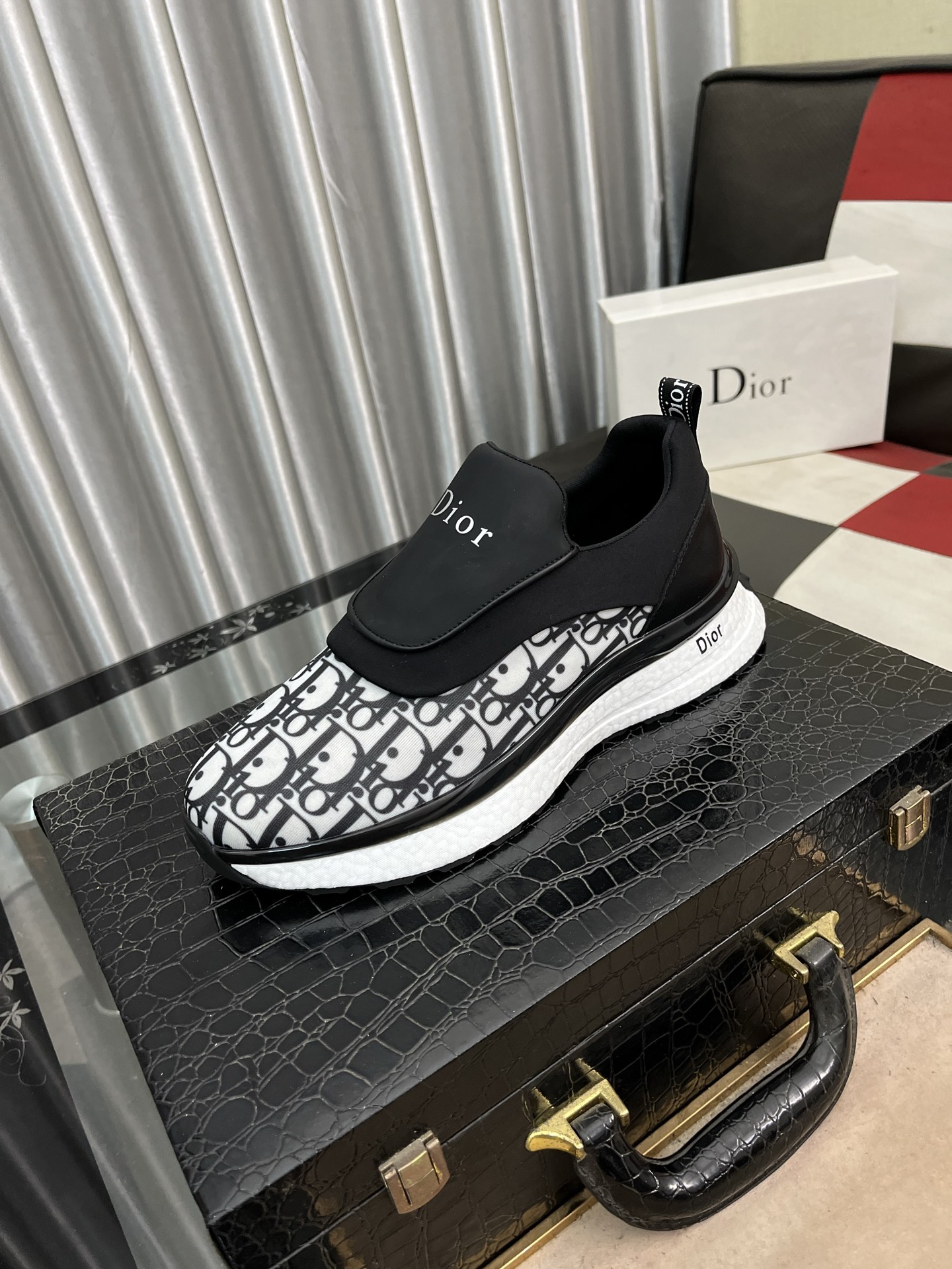 NO:274967,[Dior Dior] New casual shoes, must-have, fashionable shoes. The latest popular upper adopts imported cowhide   special printed fabric splicing design, sheepskin foot pads, comfortable rubber sole, light and comfortable on the feet [Rose] The real thing is better, worth owning, size 38-442 colors available, dior, dior, cowhide, sheepskin19860909【迪奥Dior】 新款休闲鞋,必爆款 ,采用潮流时尚鞋 最新爆款鞋面采用进口牛皮 专用印花面料拼接设计 ,羊皮垫脚,舒服橡胶大底 上脚轻巧舒适 [玫瑰] 实物更好看、值得拥有、码数38一442色可选,,dior,dior,cowhide,sheepskin,Men's shoes