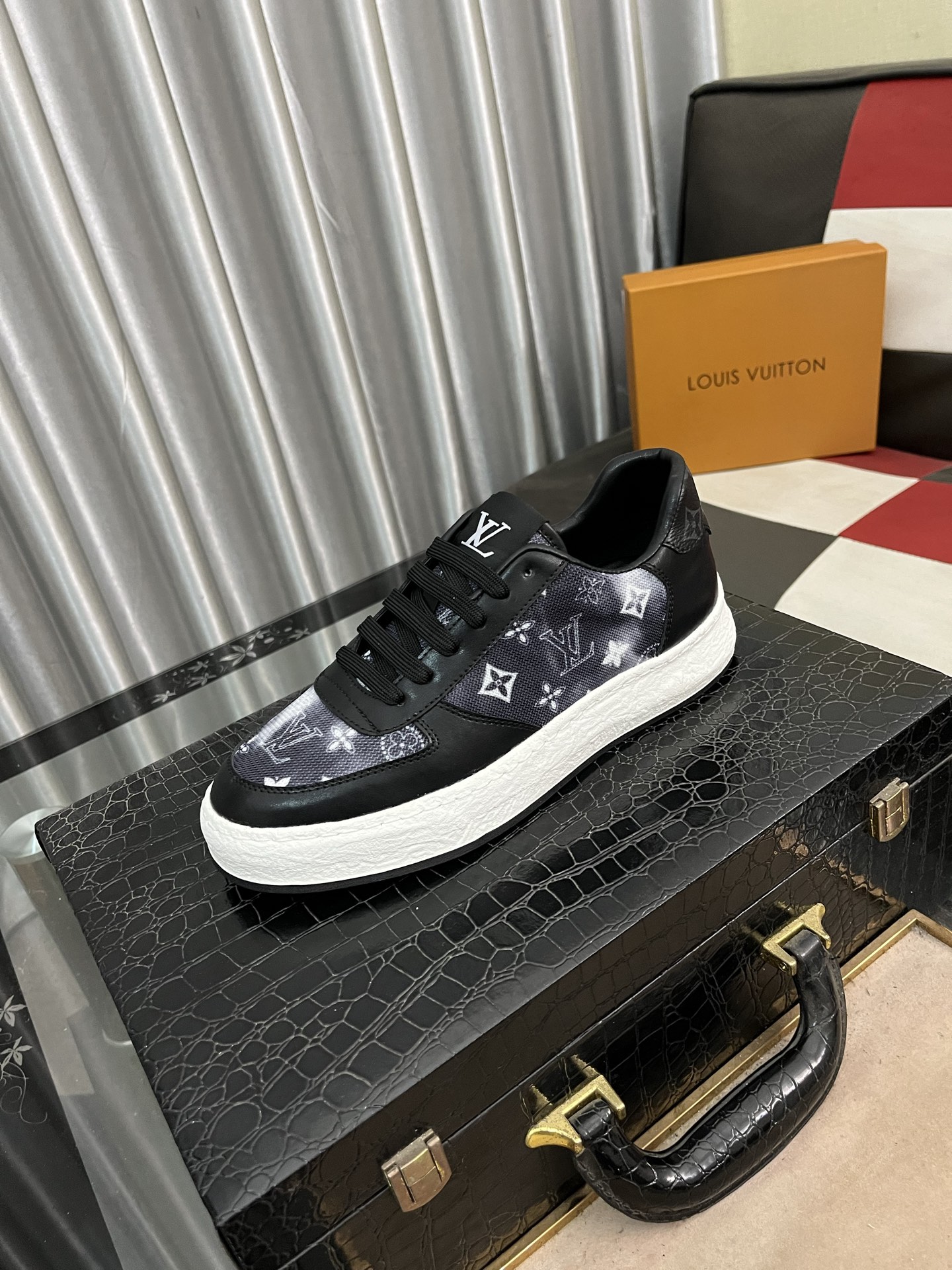 NO:274970,【Louis Vuitton LV】The most popular classic of the new men's casual shoes, the upper is made of Italian imported cowhide splicing brand printing materials, comfortable inner   sheepskin footbed, fashionable atmosphere, unique brand unique craftsmanship. It highlights the hot style of the new year. Don't hesitate, don't hesitate anymore, you can buy it quickly. The number of 38-443 colors is available, louis vuitton, louis vuitton, cowhide, sheepskin19860909【路易威登LV】新款男士休闲鞋最火爆的经典之做,鞋面采用意大利进口牛皮拼接品牌印花材料,舒适的内里 羊皮垫脚,时尚气息,独特品牌独特工艺.彰显了新一年度的爆款风格.别再犹豫,别再徘徊,您也赶紧入手吧.码数38–443色可选,,louis vuitton,louis vuitton,cowhide,sheepskin,Men's shoes