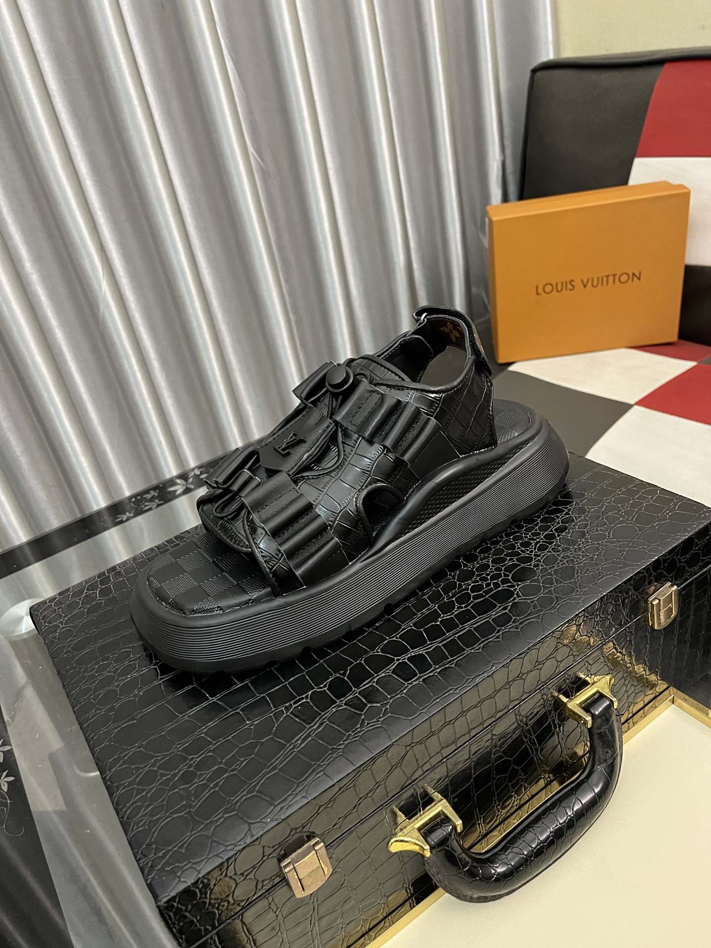 NO:274973,[LV~] Couple casual sandals are available simultaneously in 2025z cabinet. Size: 36-44# 4 color uppers are made of multi-material spliced ​​leather inner lining, comfortable and breathable, original sole comfortable and wear-resistant sole, real-life shooting is even more beautiful, louis vuitton, sandals19860909【LV～】情侣休闲凉鞋 2025z柜同步发售 码数:36-44# 4个颜色鞋面选用多材质拼接真皮内里,舒适透气,鞋底原版舒适耐磨大底,实物拍摄实物更赞,,louis vuitton,sandals,Men's shoes