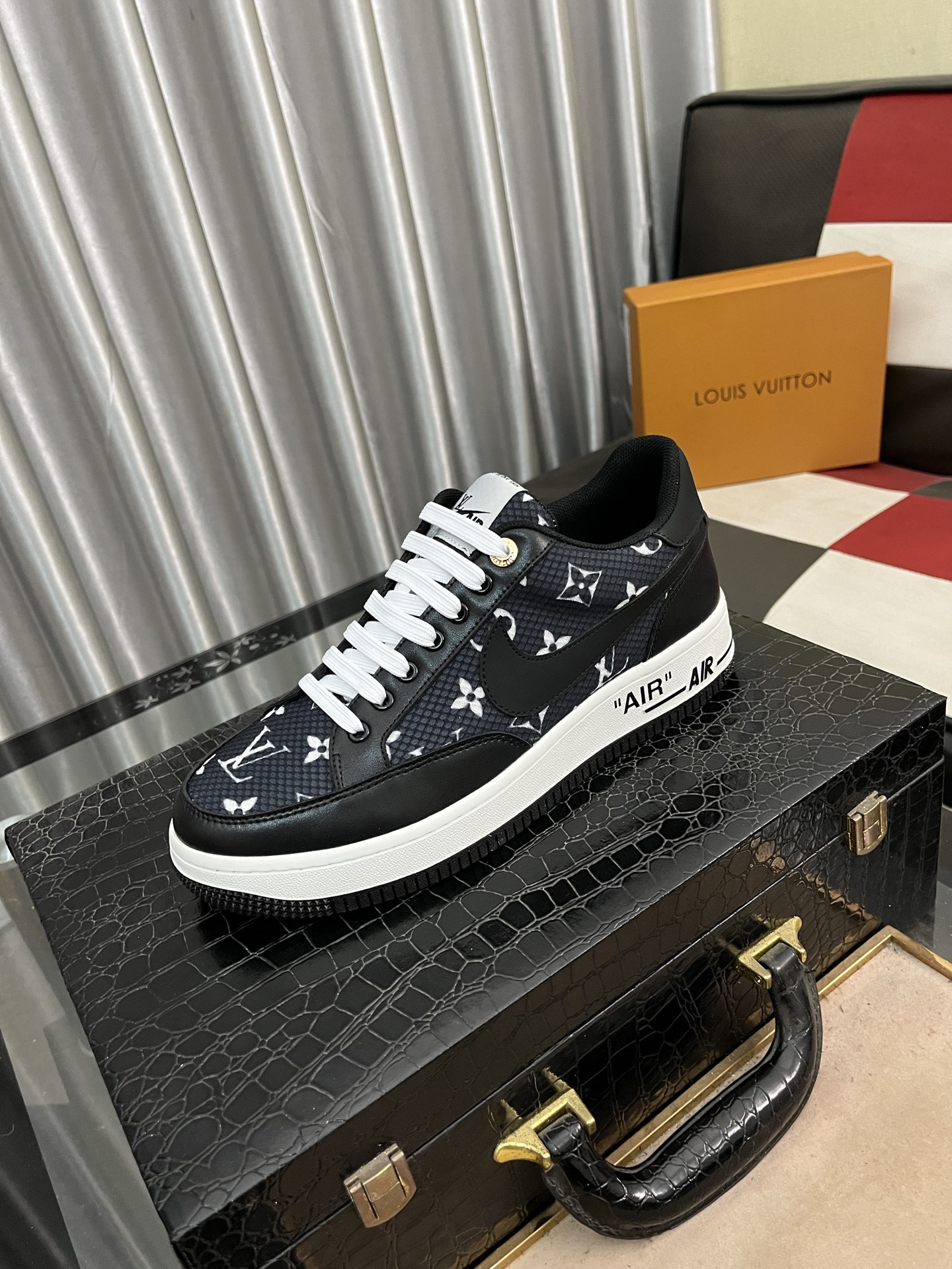 NO:275148,【Louis Vuitton LV】The most popular classic of the new men's casual shoes, the upper is made of Italian imported cowhide splicing brand printing materials, comfortable inner   sheepskin footbed, fashionable atmosphere, unique brand unique craftsmanship. It highlights the hot style of the new year. Don't hesitate, don't hesitate anymore, you can buy it quickly. The number of 38-443 colors is available, louis vuitton, louis vuitton, cowhide, sheepskin19860909【路易威登LV】新款男士休闲鞋最火爆的经典之做,鞋面采用意大利进口牛皮拼接品牌印花材料,舒适的内里 羊皮垫脚,时尚气息,独特品牌独特工艺.彰显了新一年度的爆款风格.别再犹豫,别再徘徊,您也赶紧入手吧.码数38–443色可选,,louis vuitton,louis vuitton,cowhide,sheepskin,Men's shoes