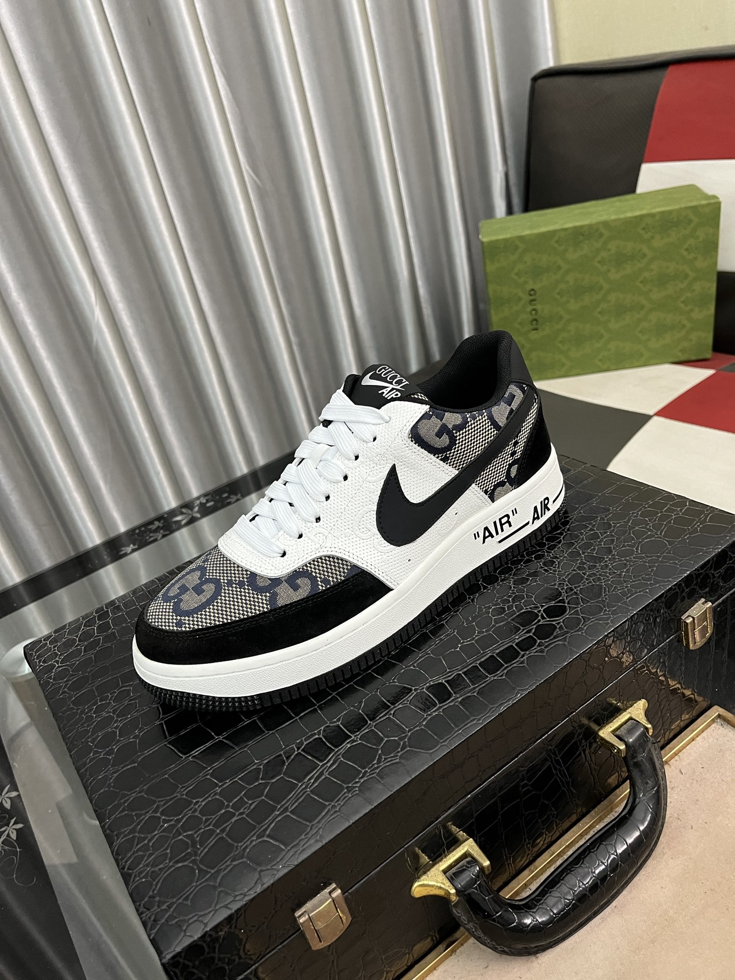 NO:275151,【GUCCI】Guqi Men's latest white shoes series casual slippers!  Created on the official website 11. Upper: imported cowhide, electric embroidery with inner: high-quality top layer pig skin is soft and comfortable. The picky material selection and exquisite workmanship give you the best enjoyment. Number of 38-44 3 colors available, gucci, cowhide19860909【GUCCI】古奇 男士最新小白鞋系列休闲便鞋！官网11打造.鞋面:采用进口牛皮,电绣搭配内里:采用优质头层猪皮柔软舒适.挑剔的选料精致的做工给您最好的享受码数38-44码3色可选,,gucci,cowhide,Men's shoes