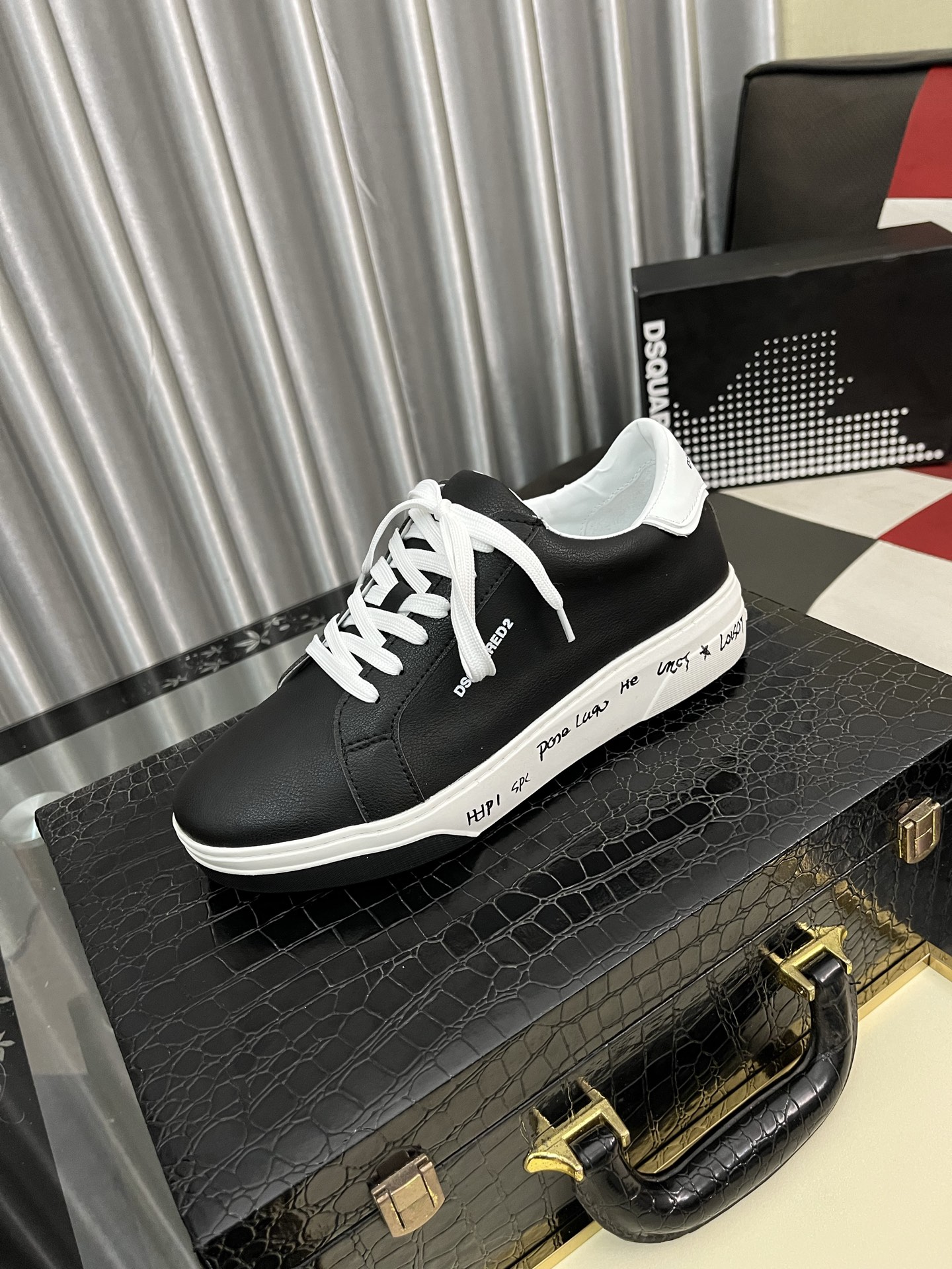 NO:275163,.D2 Original single quality. ~ Unique modern style sports shoes. Fashionable men's must-haves for casual shoes. Italian imported original brand, imported original leather, sheepskin foot pad (refuse to remove and polish the feet) original sole factory special supply original sole, French lazy style design, foot fitting on the original single quality, super comfortable original sole. Just like the real thing is more beautiful, high-quality shoes, men's shoes size 38-46, sneakers, sheepskin19860909.D2 原单品质.～ 独特现代风运动鞋.休闲鞋潮男必备款 意大利进口原版品牌,进口原版皮,羊皮垫脚（拒绝脱色磨脚）鞋底原厂特供原版底,法国懒人风格设计 贴脚 在贴原单品质 超舒服原版底 .就好像实物拍摄实物更赞 ,高品质板鞋,男鞋码数38-46,,sneakers,sheepskin,Men's shoes