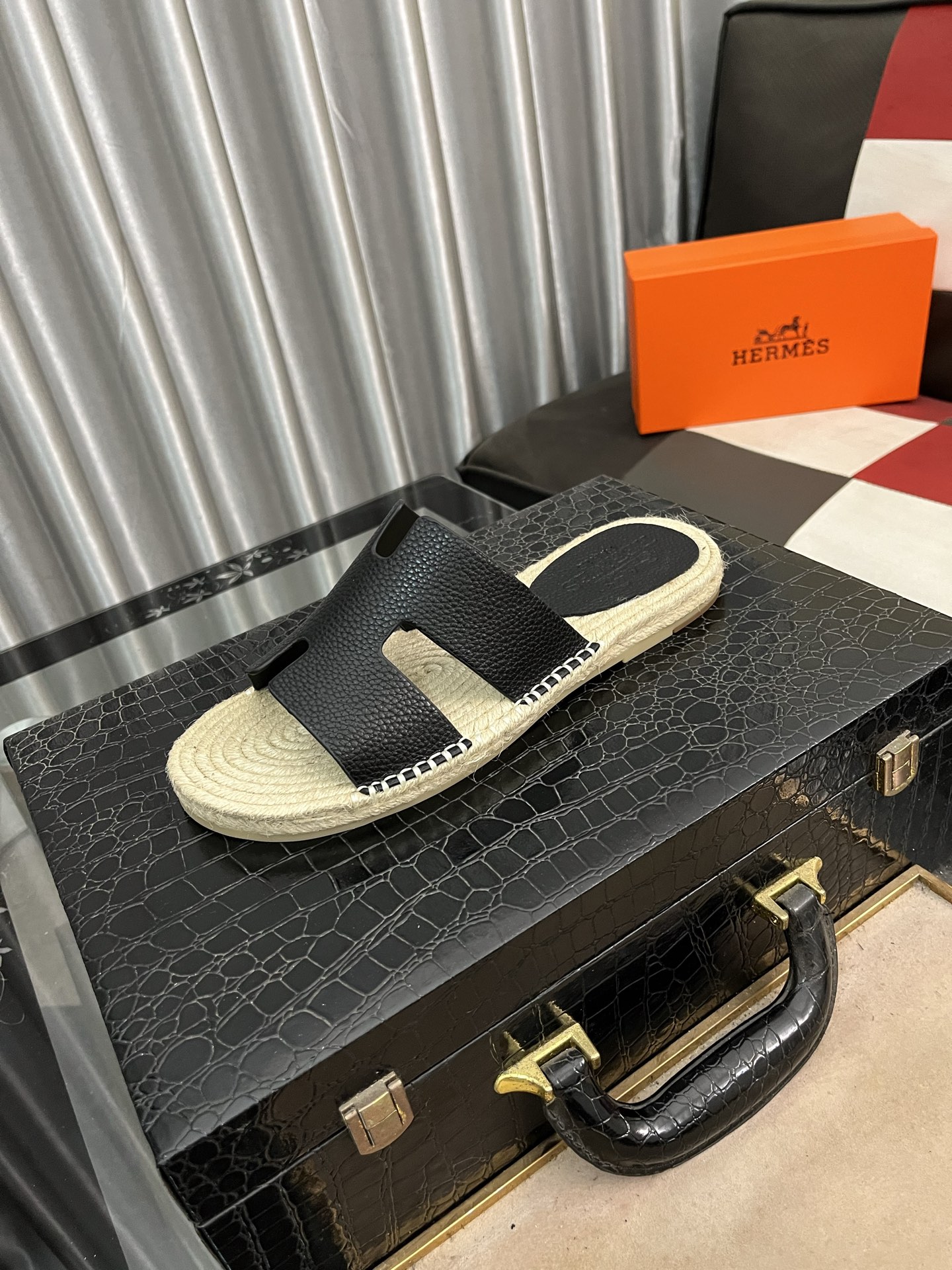 NO:275250,【Hermes】High quality combination sole Hermes new casual leather slippers, official website 1:1, high quality, perfectly made to transmit a kind of noble luxury, sublimating its luxury definition in high-end extraordinary craftsmanship. Original custom combination sole size 38-44 Multi-color selection, hermes, hermes, slippers19860909【Hermes】高品质 组合大底 爱马仕新款休闲真皮拖鞋,官网1:1、高品质 完美做透射出一种尊贵奢华,高端超凡工艺中升华其奢侈定义.原版定制组合大底 码数38-44 多色选,,hermes,hermes,slippers,Men's shoes