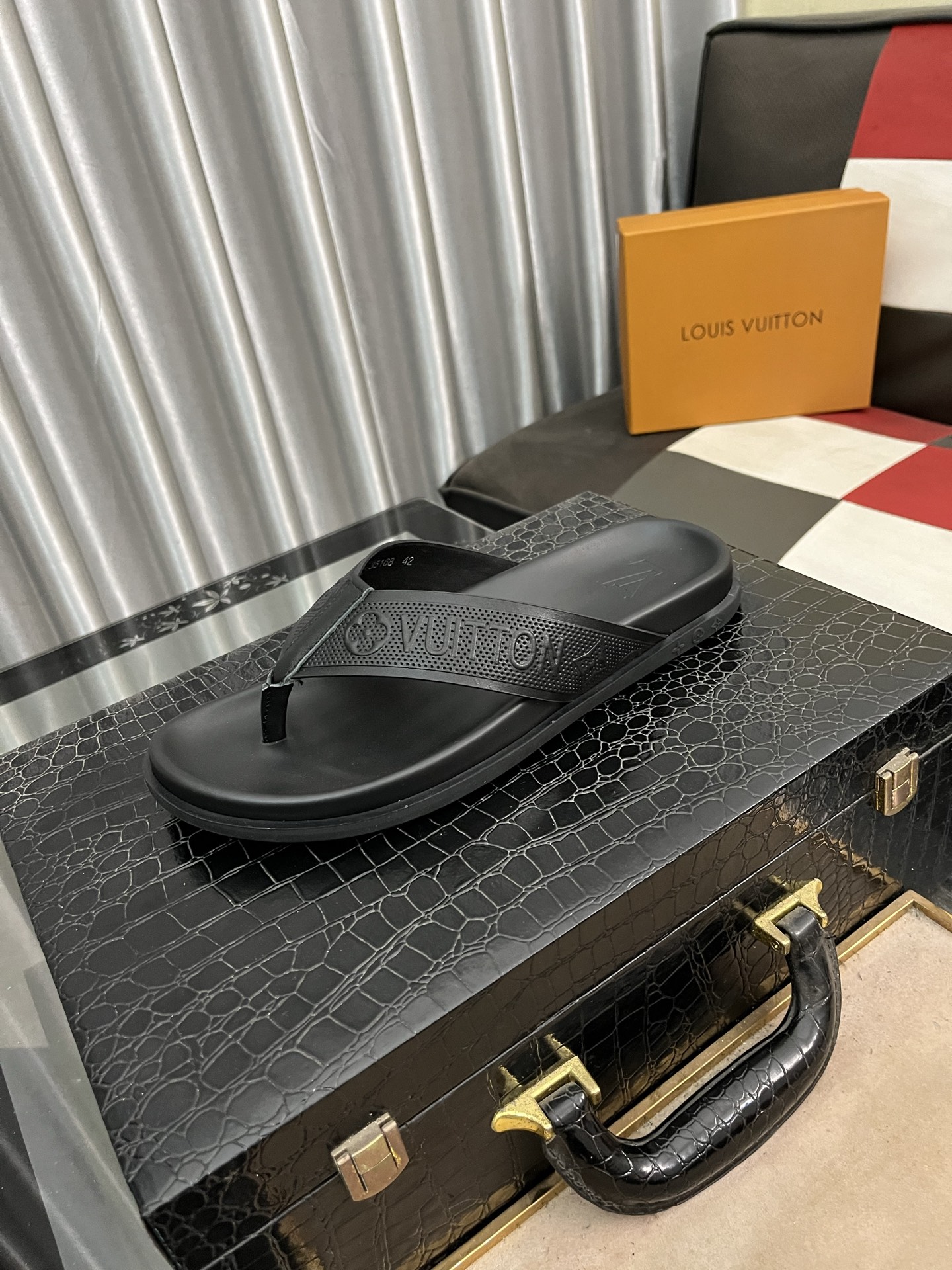 NO:275259,LV Donkey House Louis Vuitton High-end men's summer slippers, classic presbyopia series, one-line loose design, unique color splicing effect, distinctive personality, essential styles for fashionable and trendy outfits, light and comfortable. Lightweight tough rubber insole, miniature elevated foam outsole, super comfortable foot feeling!  Size39-448 colors available, louis vuitton, louis vuitton, louis vuitton, louis vuitton, louis vuitton, slippers19860909LV 驴家 路易威登 高端男士夏季拖鞋, 经典老花系列,一字带宽松设计,别致的色彩拼接效果,个性鲜明,时尚潮流穿搭必备款式,轻盈舒适.轻质韧性橡胶内底,微型凸纹发泡外底,超级舒适脚感！ Size39-448色可选,,louis vuitton,louis vuitton,louis vuitton,louis vuitton,slippers,Men's shoes