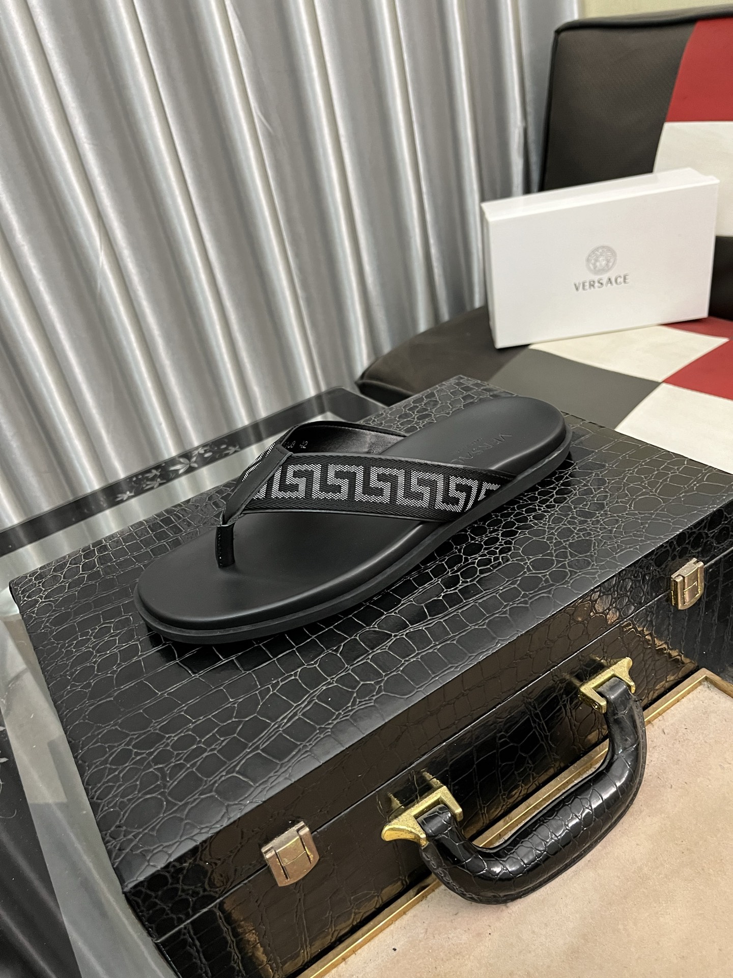 NO:275263,[Versey Slippers] High-end men's shoes brand official website 1:1 latest masterpiece original mold customization fabric is made of imported original materials, upgraded outsole, lighter, top quality in the market, simple and tasteful, must-have for trendy people, fashion is right under your feet, full of confidence, same style in the counter. The season of summer slippers is here 39-44, versace, slippers19860909【范思哲拖鞋】男鞋高端品牌 官网1:1最新力作原版开模定制 面料釆用进口原版材料制作,升级版大底,更轻便,市场顶级品质,简单不失品味,潮人必备,时尚就在脚下,自信满满,专柜同款 夏季拖鞋的季节来了39-44,,versace,slippers,Men's shoes