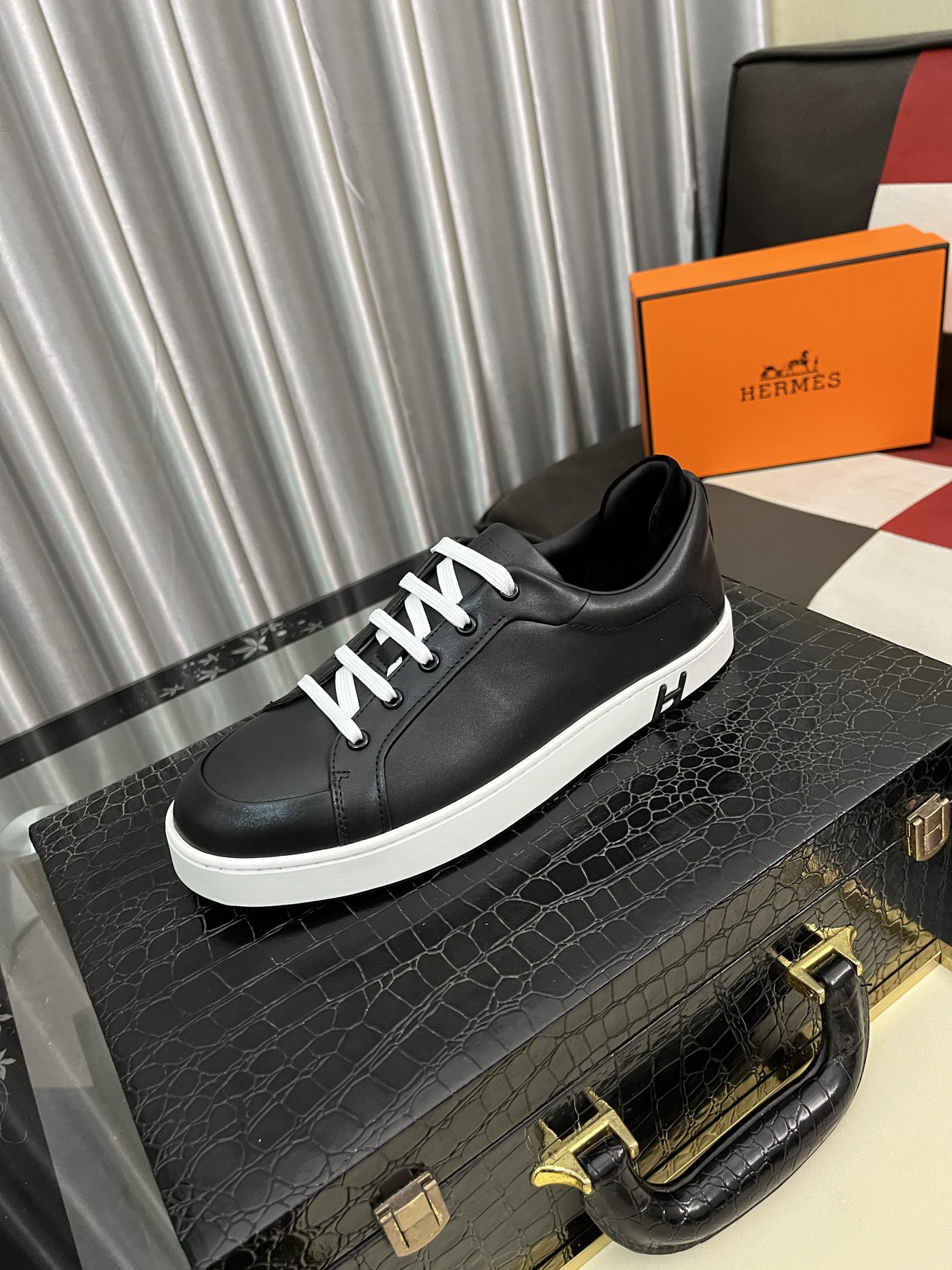 NO:284648,HERME* — Hermes Bouncing white shoes, men's casual sneakers, upper cowhide with high-end mesh fabric, imported material, full texture, light sole decoration contrast pattern, creating a versatile and fashionable style. Size 38-442 colors available, hermes, hermes, sneakers, cowhide19860909HERME* — 爱马仕Bouncing小白鞋,男士休闲运动鞋,鞋面牛皮拼接高端网布打造,进口材质,质感十足,轻盈鞋底装饰撞色图案,打造百搭时尚风格. 码数38-442色可选,,hermes,hermes,sneakers,cowhide,Men's shoes