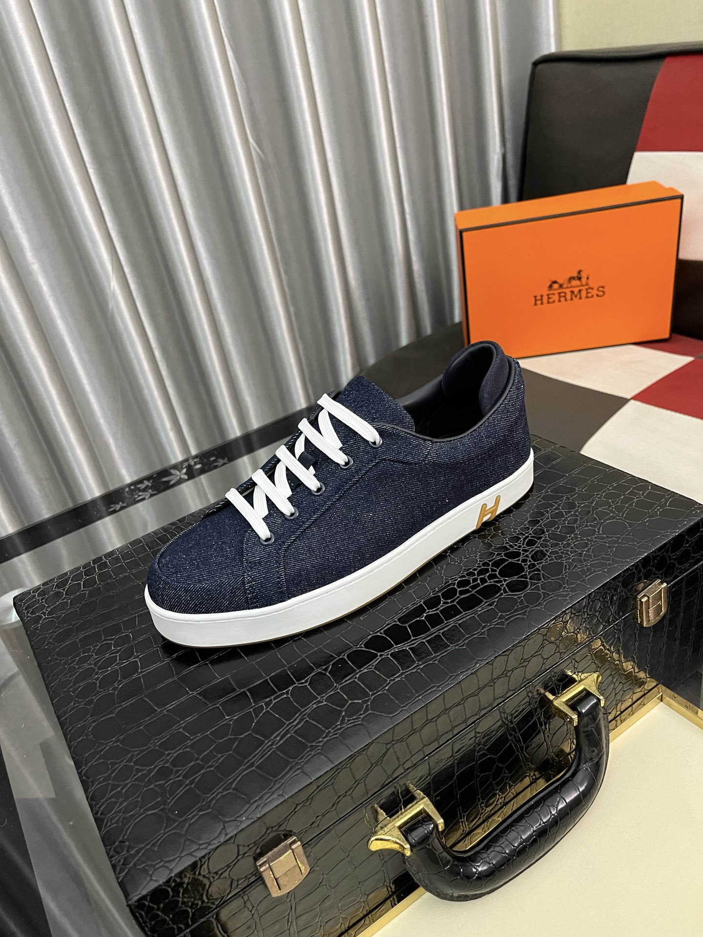 NO:275385,HERME* — Hermes Bouncing white shoes, men's casual sneakers, upper cowhide, high-end mesh fabric, imported material, full texture, light sole decoration contrast pattern, creating a versatile and fashionable style. Size 38-445 colors available, hermes, hermes, sneakers, cowhide19860909HERME* — 爱马仕Bouncing小白鞋,男士休闲运动鞋,鞋面牛皮拼接高端网布打造,进口材质,质感十足,轻盈鞋底装饰撞色图案,打造百搭时尚风格. 码数38-445色可选,,hermes,hermes,sneakers,cowhide,Men's shoes