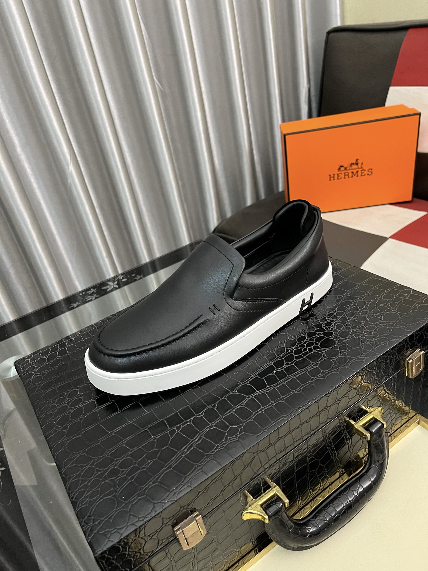 NO:275388,HERME* — Hermes Bouncing white shoes, men's casual sneakers, upper cowhide with high-end mesh fabric, imported material, full texture, light sole decoration contrast pattern, creating a versatile and fashionable style. Size 38-442 colors available, hermes, hermes, sneakers, cowhide19860909HERME* — 爱马仕Bouncing小白鞋,男士休闲运动鞋,鞋面牛皮拼接高端网布打造,进口材质,质感十足,轻盈鞋底装饰撞色图案,打造百搭时尚风格. 码数38-442色可选,,hermes,hermes,sneakers,cowhide,Men's shoes