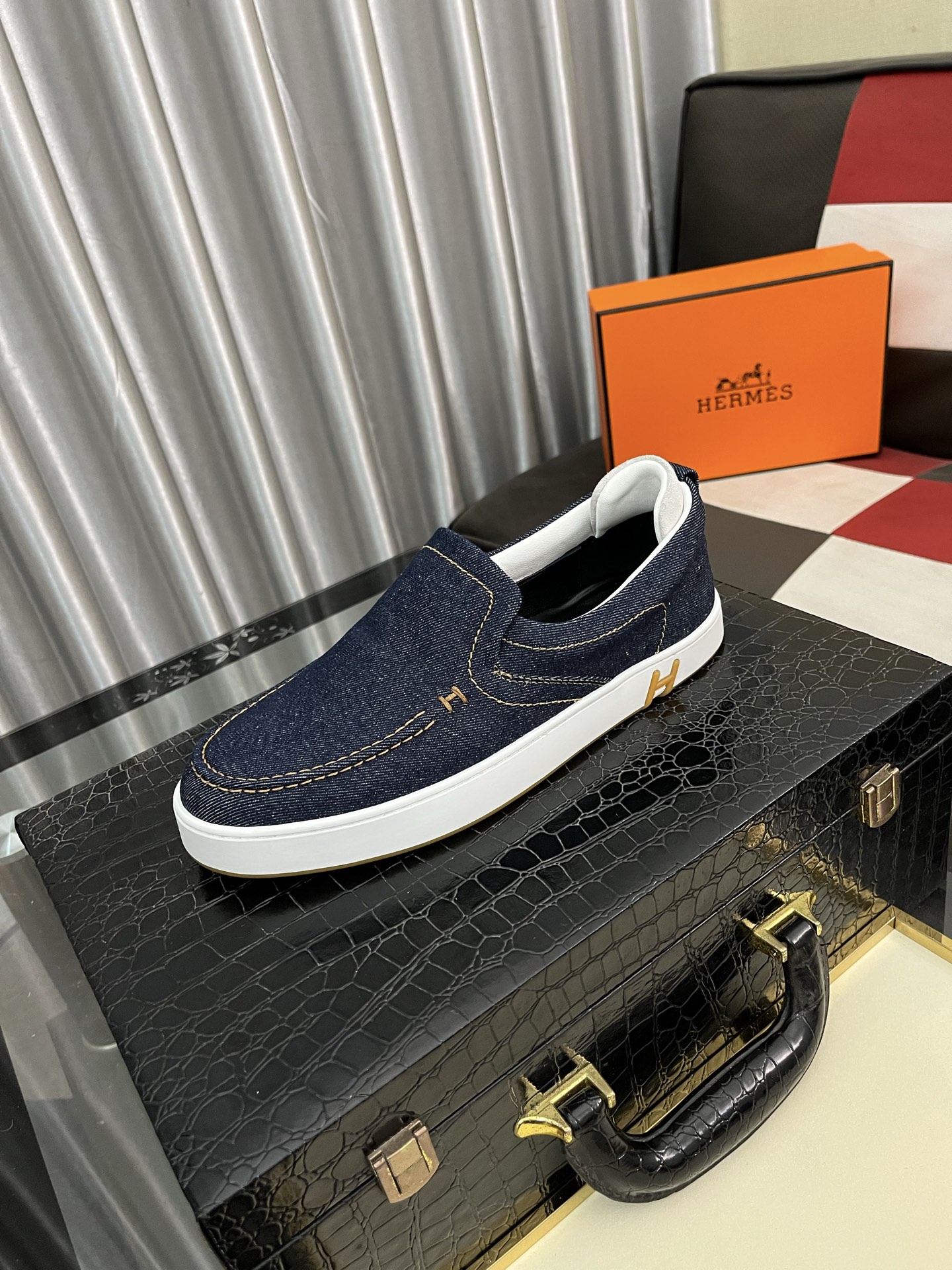 NO:275391,HERME* — Hermes Bouncing white shoes, men's casual sneakers, upper cowhide, high-end mesh fabric, imported material, full texture, light sole decoration contrast pattern, creating a versatile and fashionable style. Size 38-443 colors available, hermes, hermes, sneakers, cowhide19860909HERME* — 爱马仕Bouncing小白鞋,男士休闲运动鞋,鞋面牛皮拼接高端网布打造,进口材质,质感十足,轻盈鞋底装饰撞色图案,打造百搭时尚风格. 码数38-443色可选,,hermes,hermes,sneakers,cowhide,Men's shoes