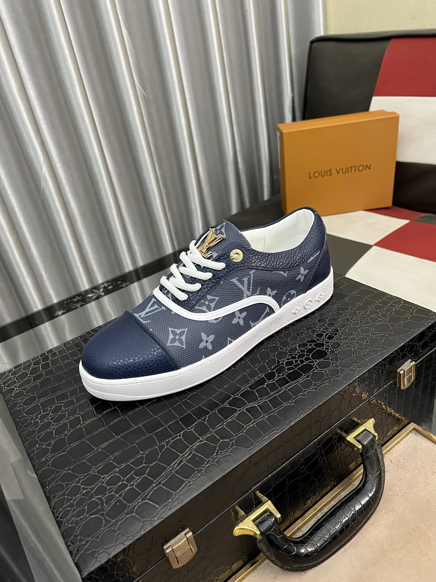 NO:275457,LV latest casual footwear, casual and fashionable style, simple and atmospheric, fabric is made of imported cowhide cloth, sheepskin lining, original wear-resistant rubber outsole, exclusive new model, real-life shooting, 38-443 colors available, louis vuitton, cowhide, sheepskin19860909LV最新款休闲套脚鞋 休闲时尚爆款, 版型简洁大气, 面料采用进口牛皮配布,羊皮内里,原版耐磨橡胶大底,独家新款,实物拍摄,码数38-443色可选,,louis vuitton,cowhide,sheepskin,Men's shoes