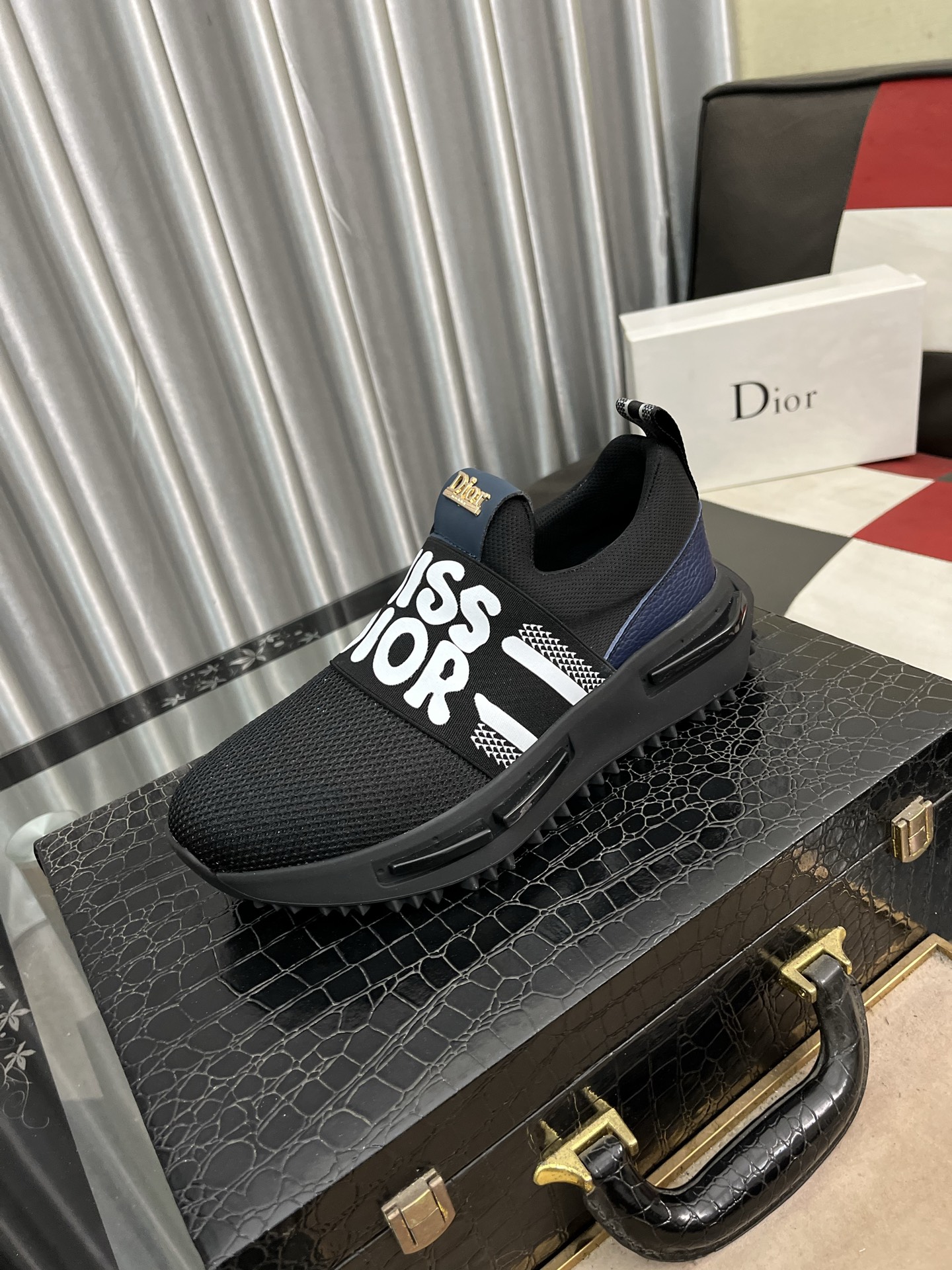 NO:275463,[Dior Dior] New casual shoes, must-have, fashionable shoes The latest popular upper adopts imported cowhide   special printed fabric splicing design, sheepskin foot pads, comfortable rubber sole, light and comfortable on the feet [Rose] The real thing is better, worth owning, size 38-443 colors available, dior, dior, cowhide, sheepskin19860909【迪奥Dior】 新款休闲鞋,必爆款 ,采用潮流时尚鞋 最新爆款鞋面采用进口牛皮 专用印花面料拼接设计 ,羊皮垫脚,舒服橡胶大底 上脚轻巧舒适 [玫瑰] 实物更好看、值得拥有、码数38一443色可选,,dior,dior,cowhide,sheepskin,Men's shoes